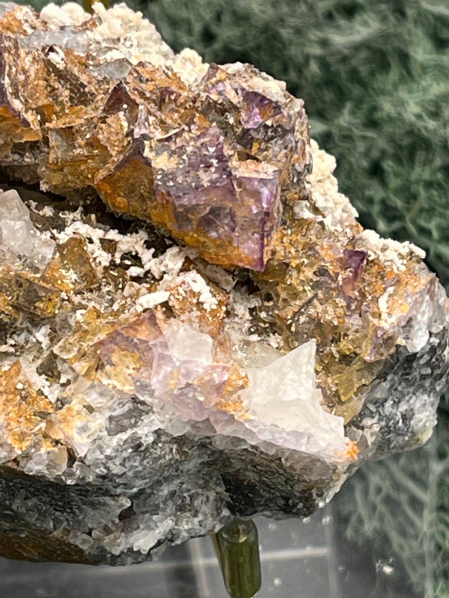 Violetter Fluorit aus Mexiko mit weissen und gelben Quarz Anlagerungen (295g) - Stufe mit schönen Fluoritwürfeln - crystal paradise