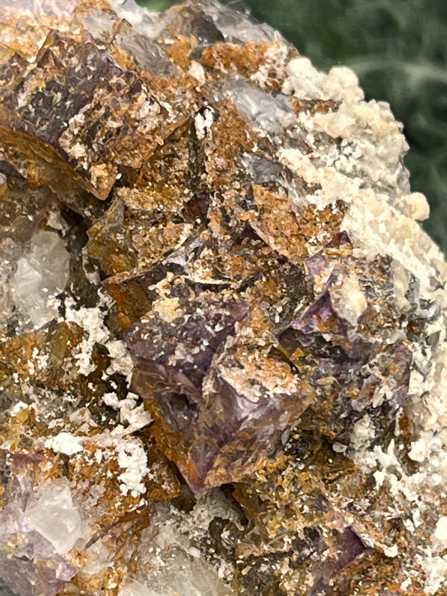 Violetter Fluorit aus Mexiko mit weissen und gelben Quarz Anlagerungen (295g) - Stufe mit schönen Fluoritwürfeln - crystal paradise