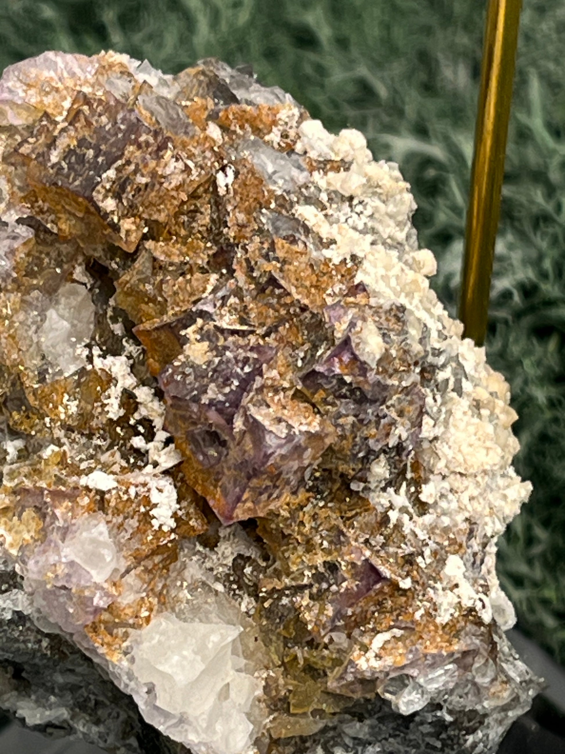 Violetter Fluorit aus Mexiko mit weissen und gelben Quarz Anlagerungen (295g) - Stufe mit schönen Fluoritwürfeln - crystal paradise