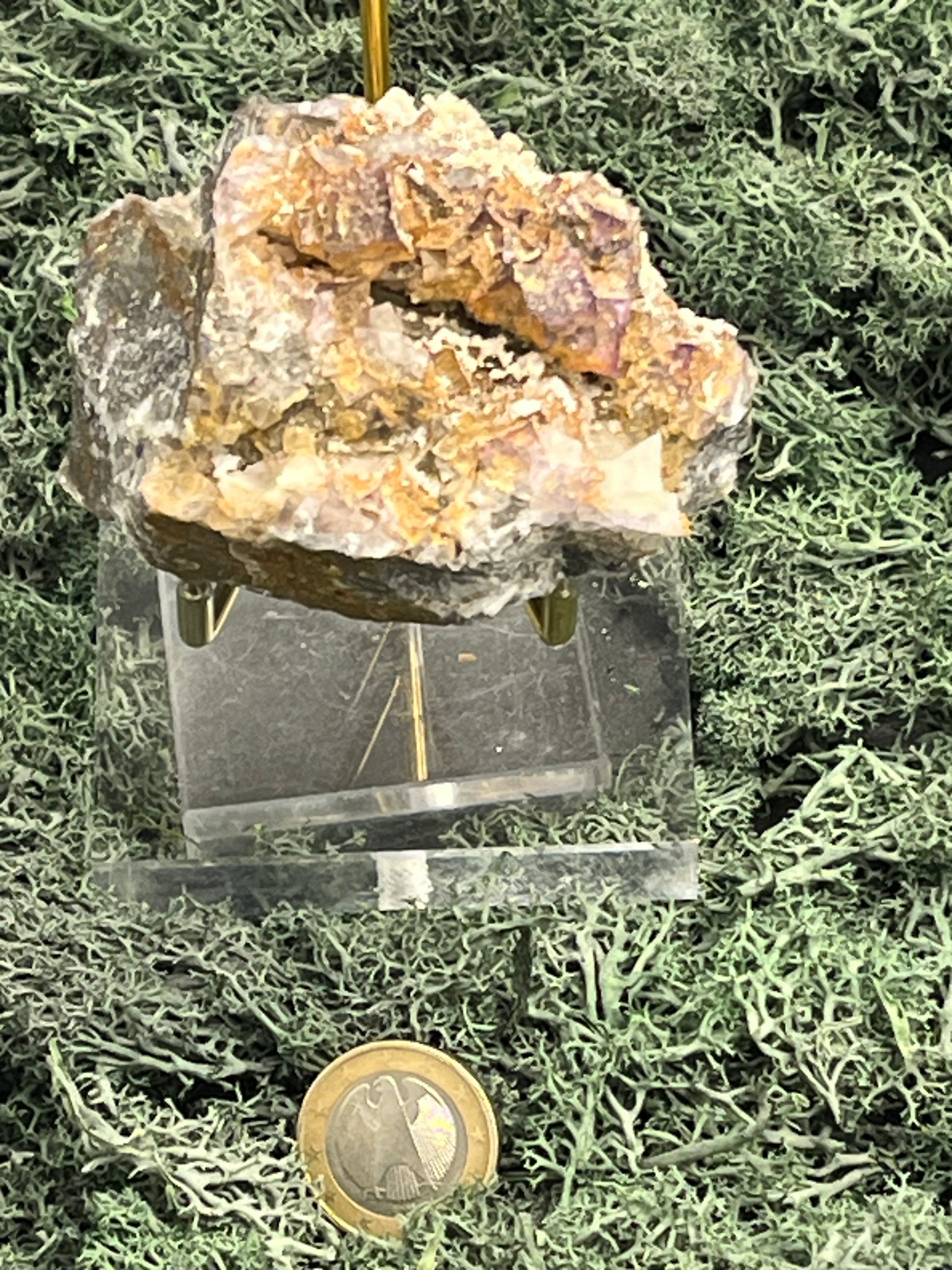 Violetter Fluorit aus Mexiko mit weissen und gelben Quarz Anlagerungen (295g) - Stufe mit schönen Fluoritwürfeln - crystal paradise