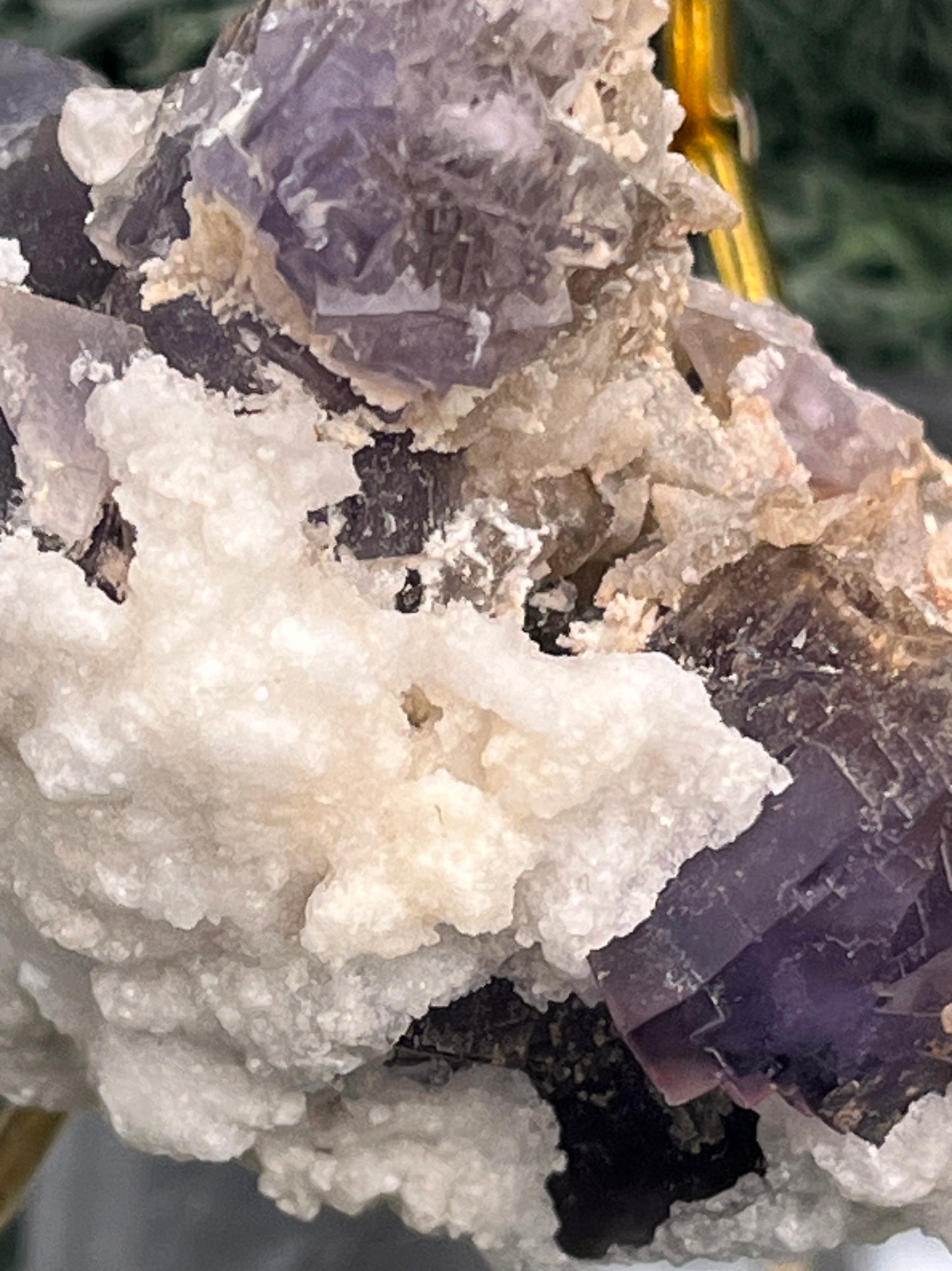 Violetter Fluorit aus Mexiko mit weissen und gelben Quarz Anlagerungen (109g) - Stufe mit schönen Fluoritwürfeln und viel weissem Quarz - crystal paradise