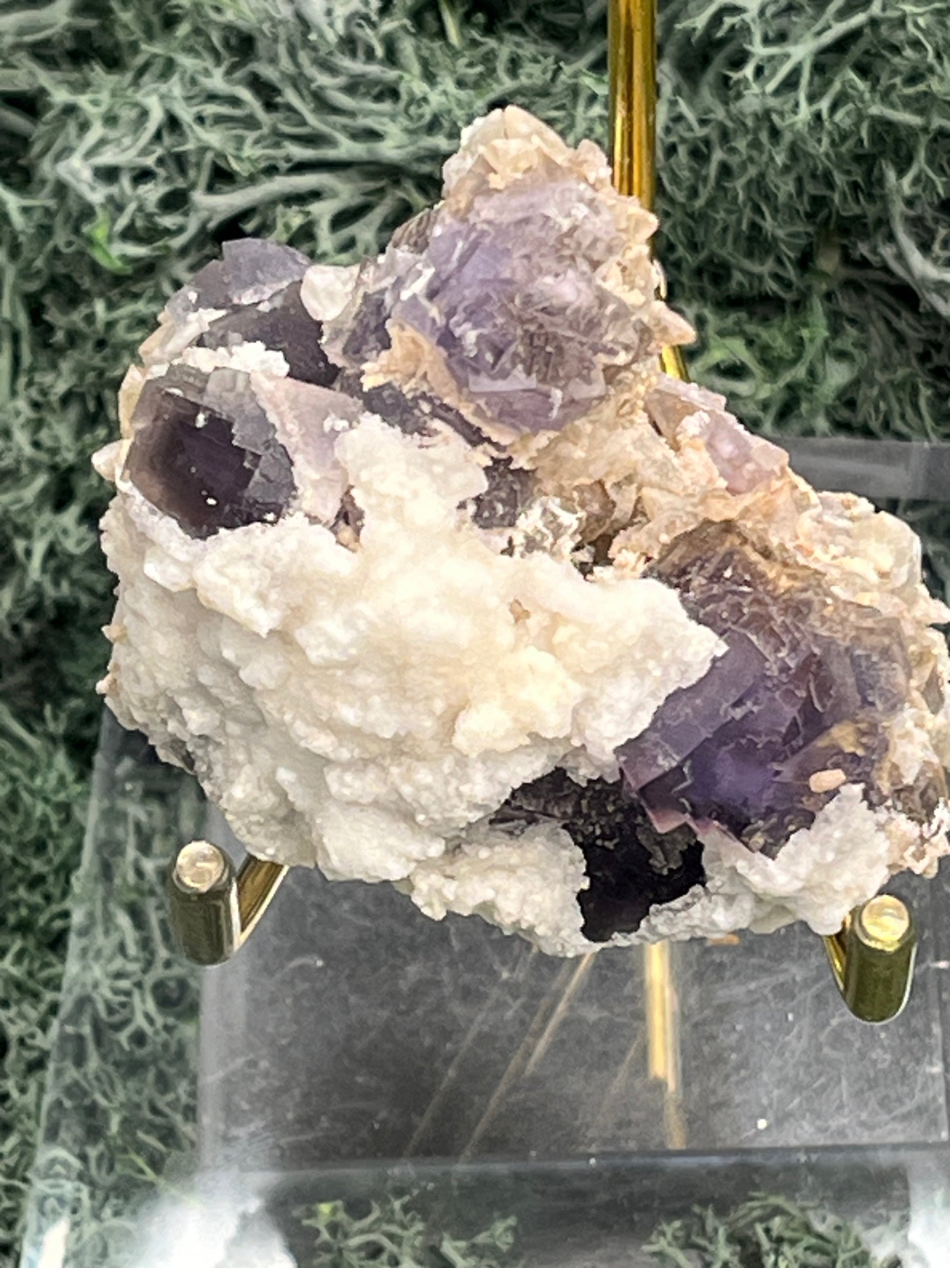 Violetter Fluorit aus Mexiko mit weissen und gelben Quarz Anlagerungen (109g) - Stufe mit schönen Fluoritwürfeln und viel weissem Quarz - crystal paradise