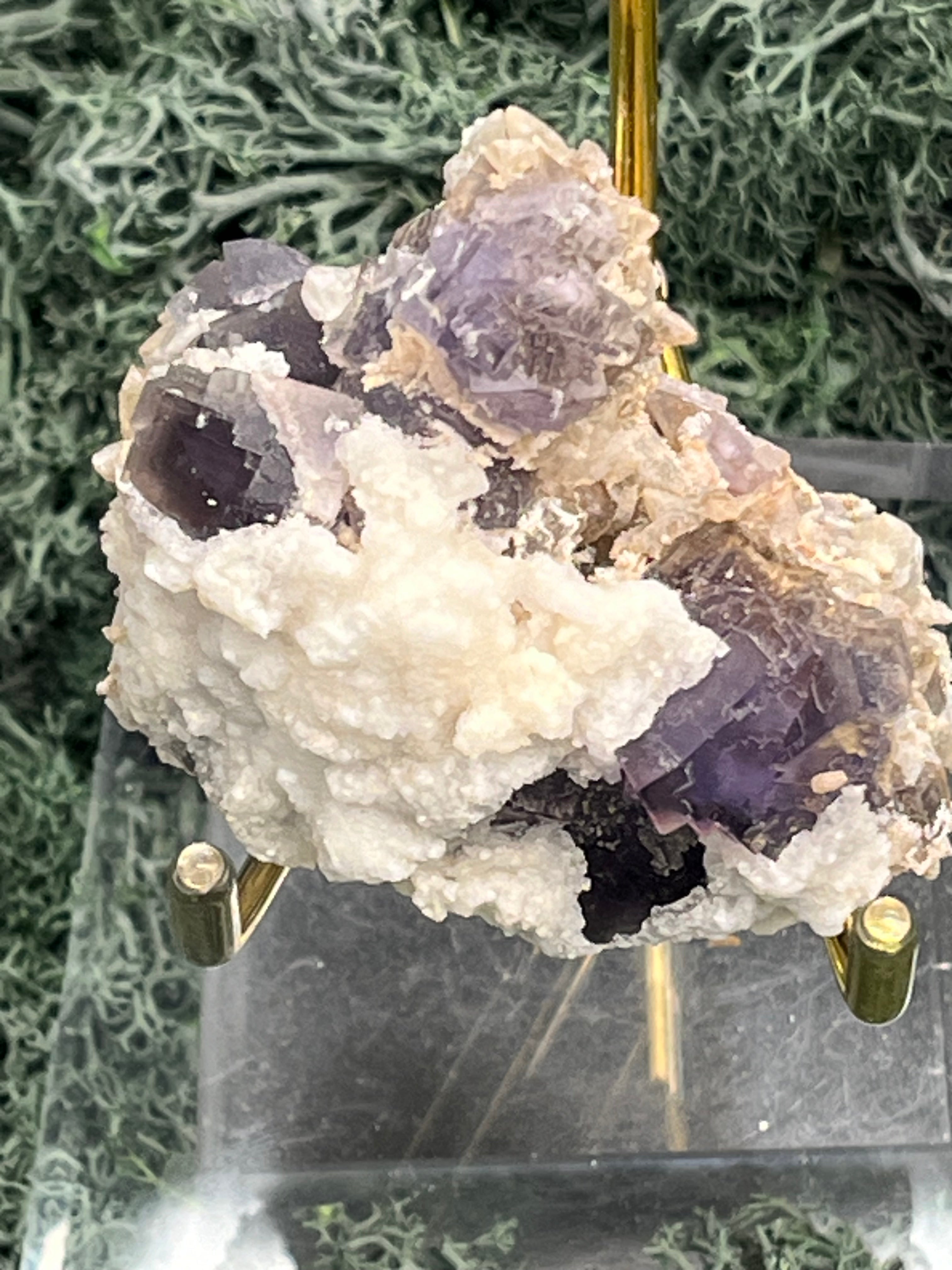 Violetter Fluorit aus Mexiko mit weissen und gelben Quarz Anlagerungen (109g) - Stufe mit schönen Fluoritwürfeln und viel weissem Quarz - crystal paradise