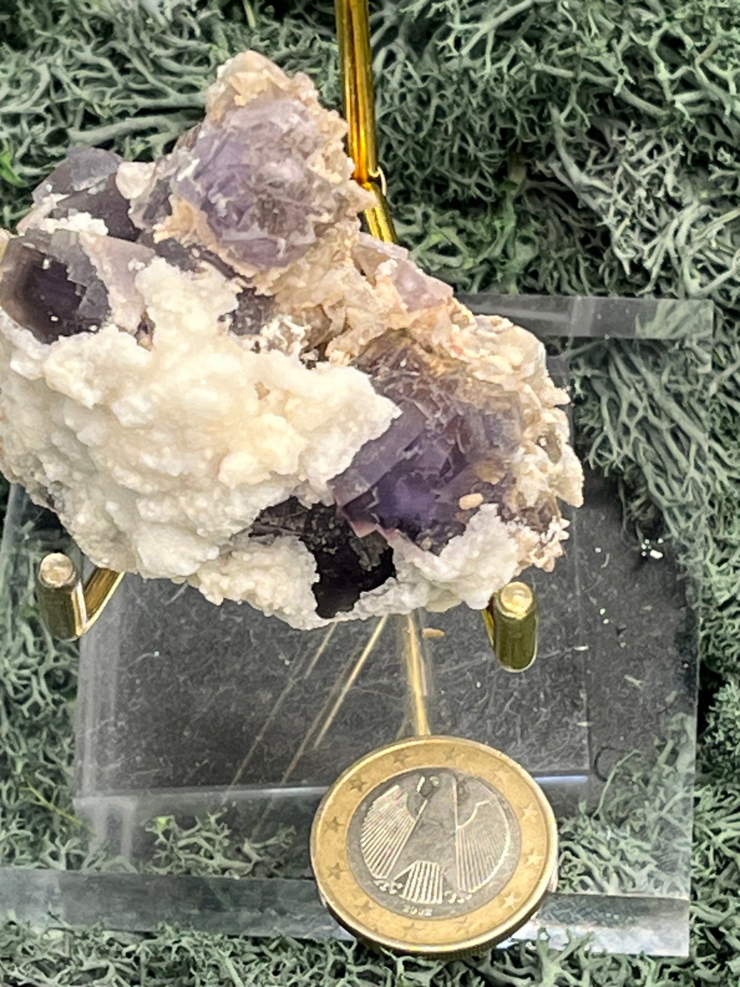 Violetter Fluorit aus Mexiko mit weissen und gelben Quarz Anlagerungen (109g) - Stufe mit schönen Fluoritwürfeln und viel weissem Quarz - crystal paradise