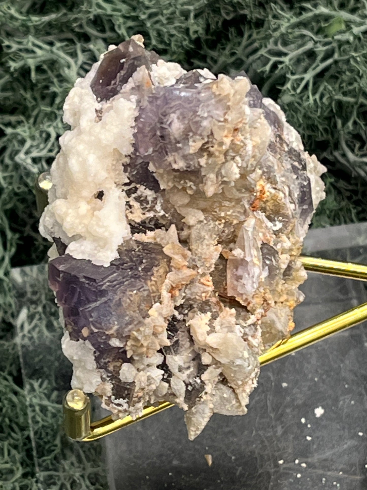 Violetter Fluorit aus Mexiko mit weissen und gelben Quarz Anlagerungen (109g) - Stufe mit schönen Fluoritwürfeln und viel weissem Quarz - crystal paradise