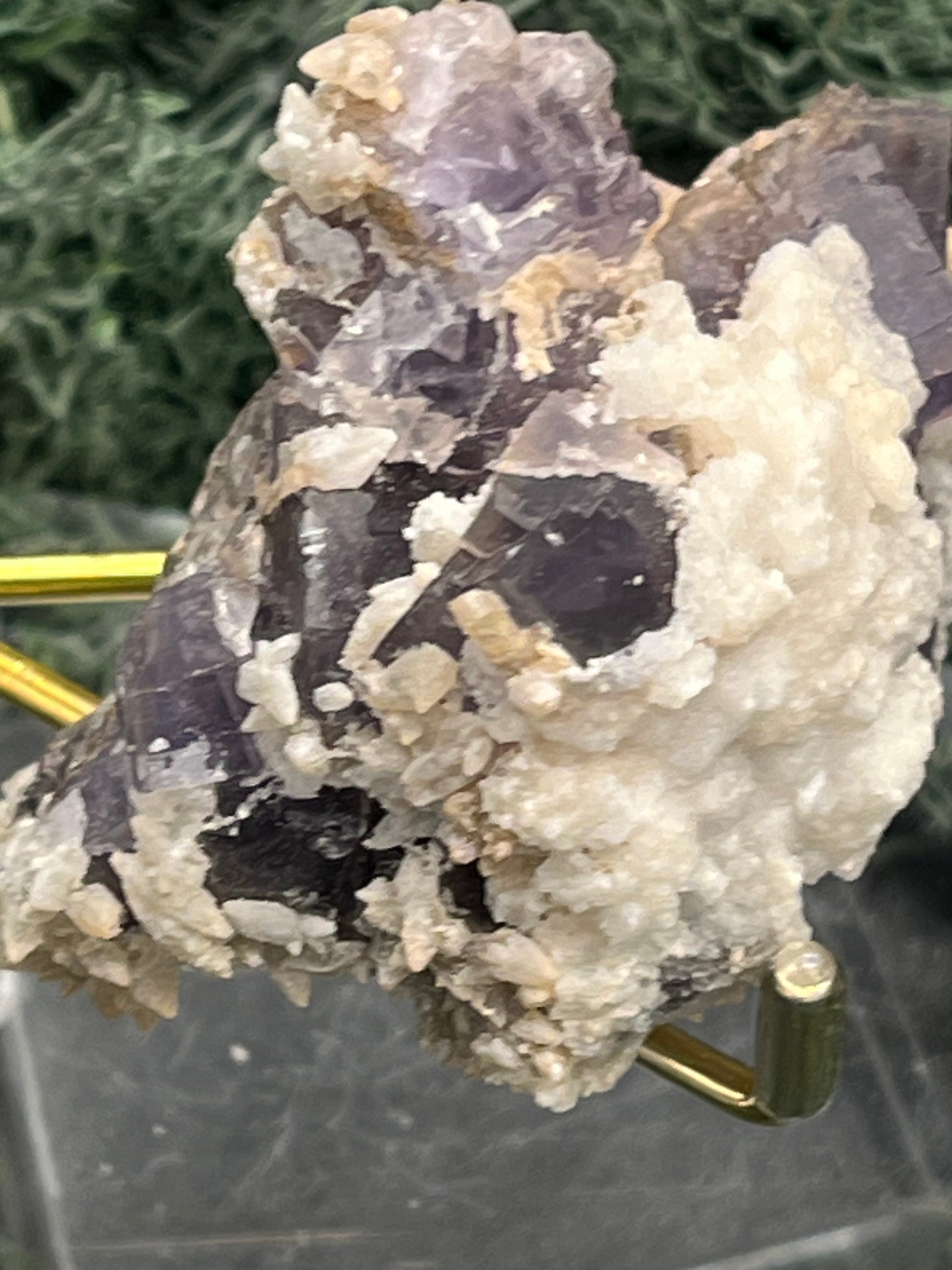 Violetter Fluorit aus Mexiko mit weissen und gelben Quarz Anlagerungen (109g) - Stufe mit schönen Fluoritwürfeln und viel weissem Quarz - crystal paradise