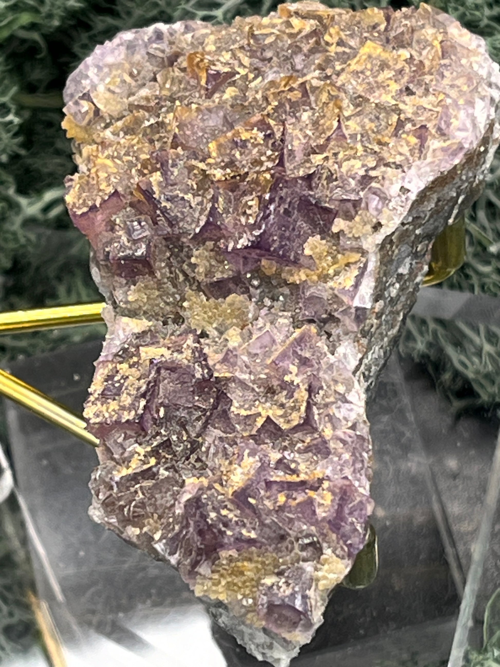 Violetter Fluorit aus Mexiko mit gelben Quarz Anlagerungen (125g) - Handstufe mit vielen Fluoritwürfeln - crystal paradise