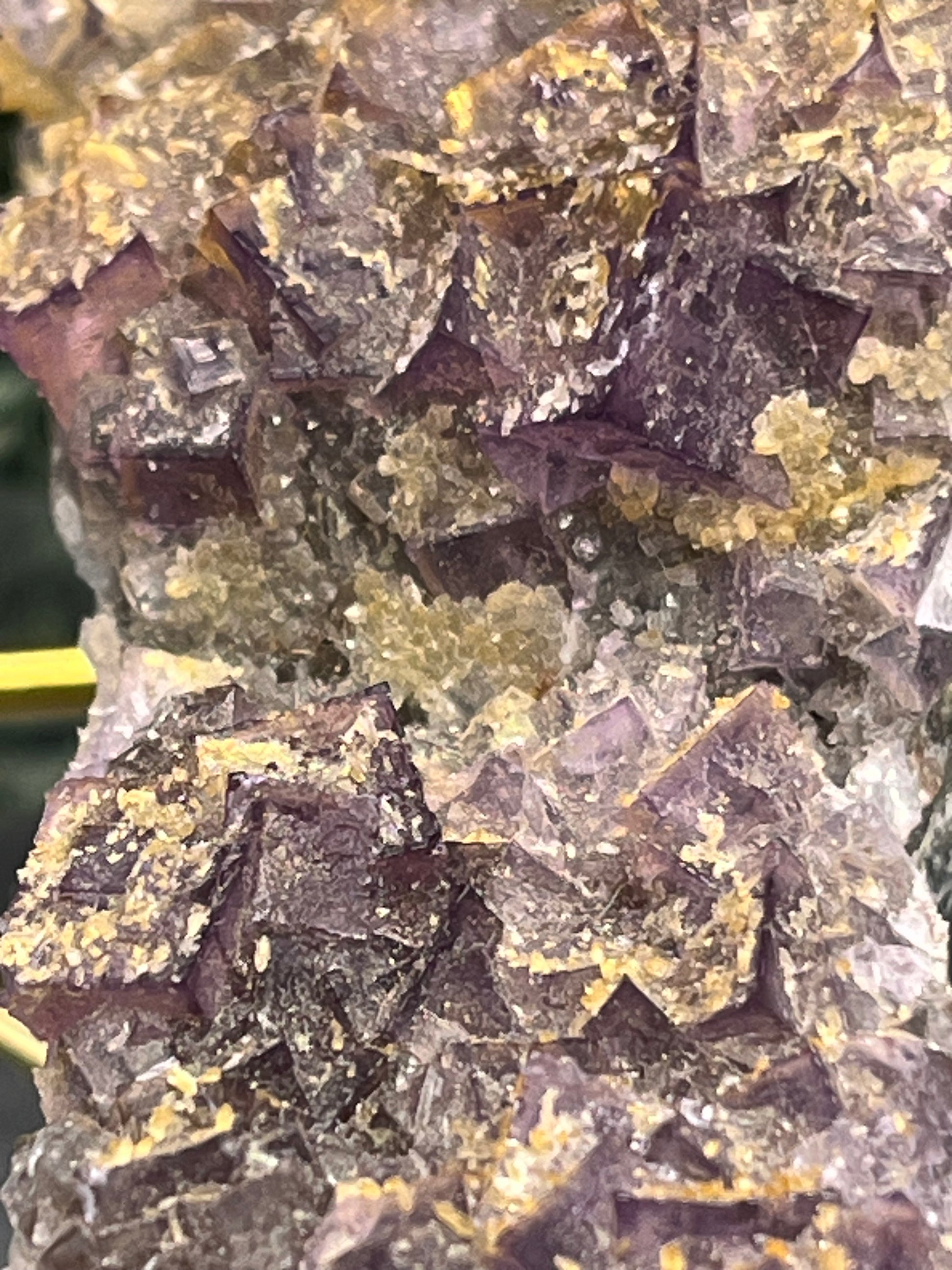 Violetter Fluorit aus Mexiko mit gelben Quarz Anlagerungen (125g) - Handstufe mit vielen Fluoritwürfeln - crystal paradise