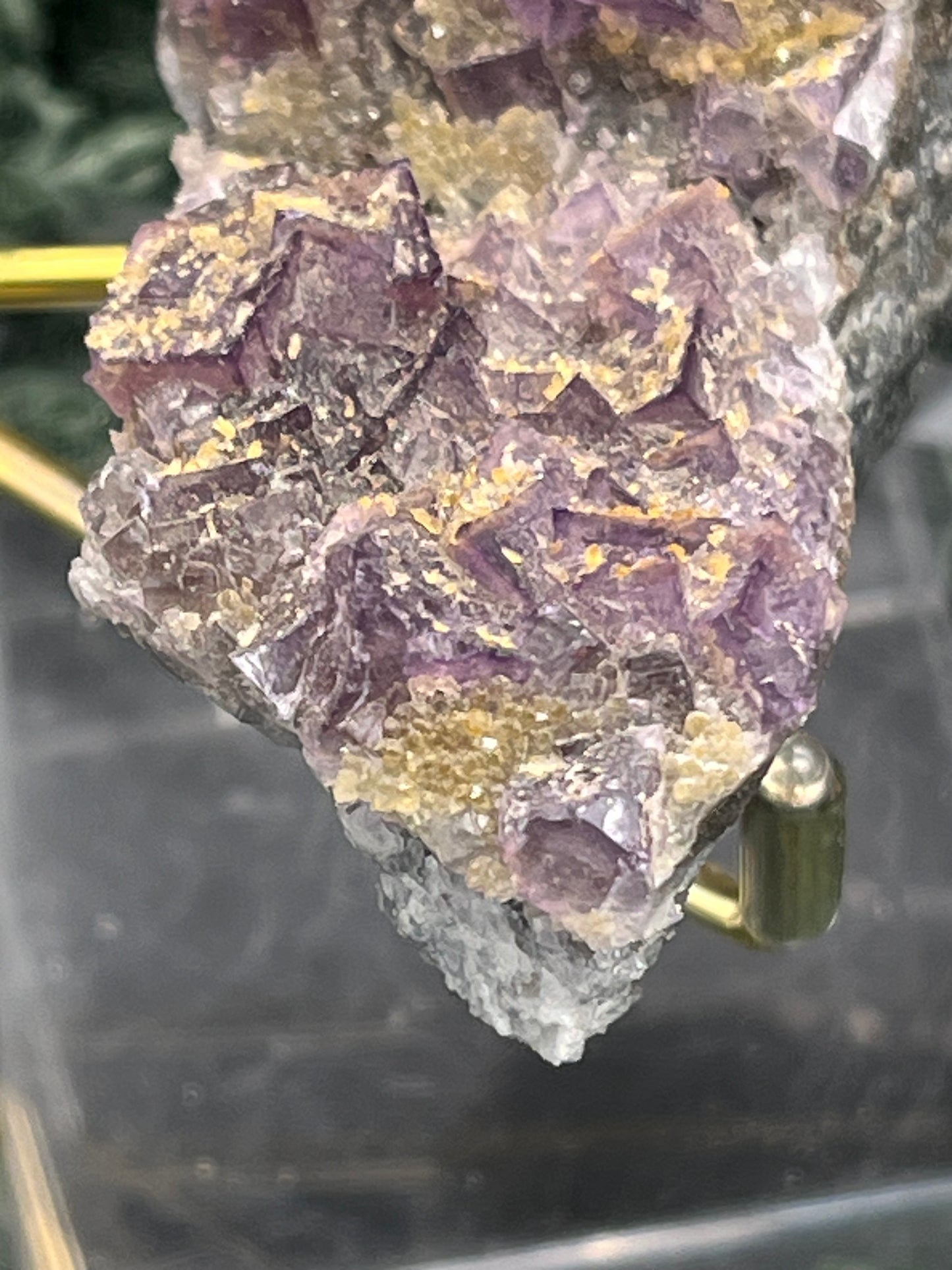 Violetter Fluorit aus Mexiko mit gelben Quarz Anlagerungen (125g) - Handstufe mit vielen Fluoritwürfeln - crystal paradise