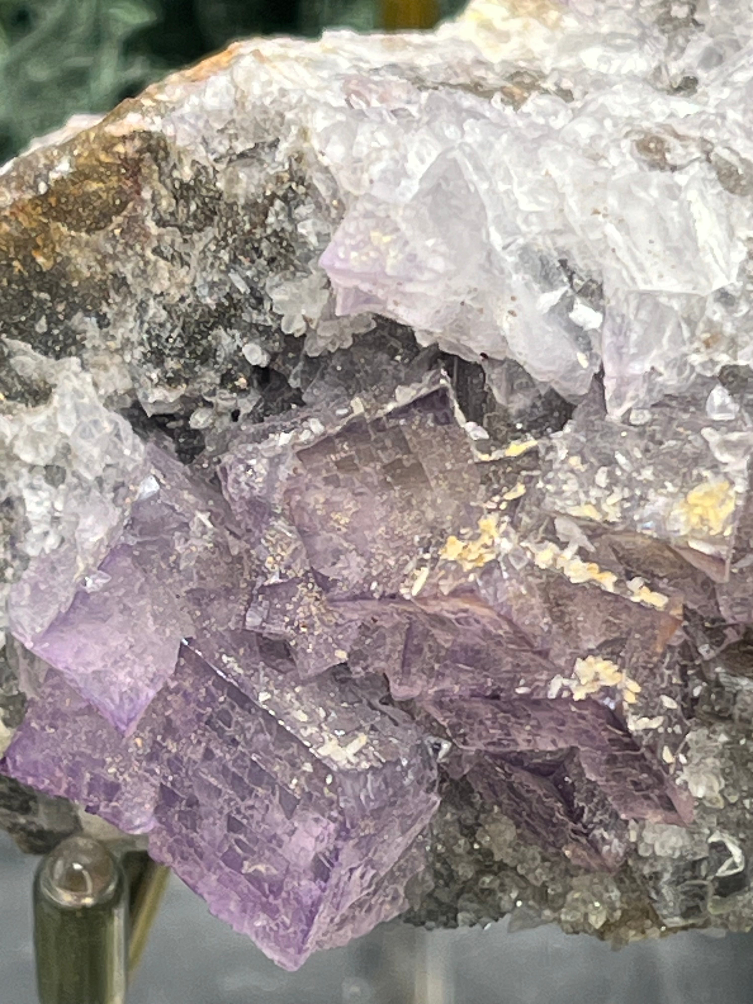 Violetter Fluorit aus Mexiko mit weißen Quarz Anlagerungen (158g) - Handstufe mit vielen Fluoritwürfeln - crystal paradise