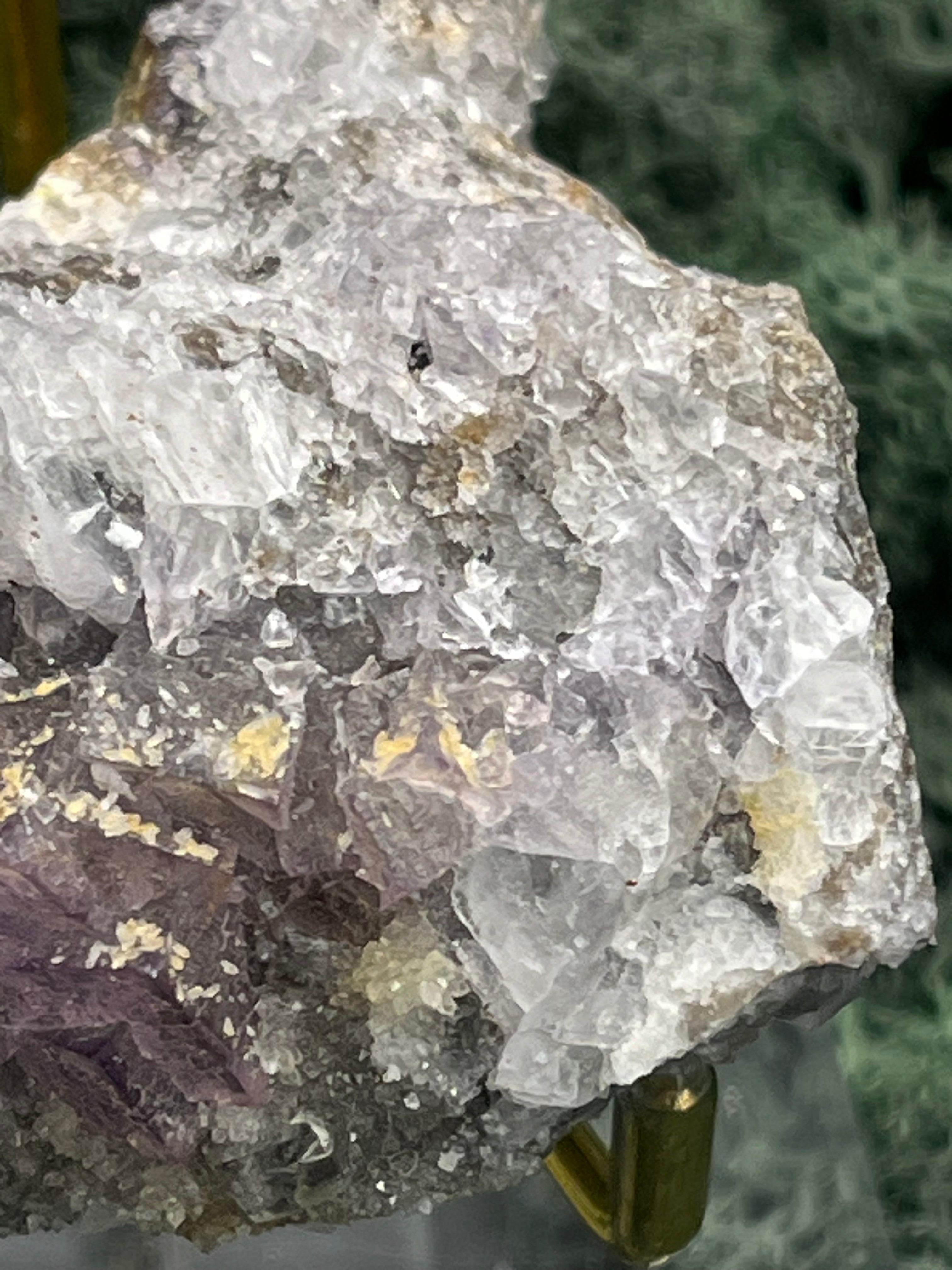 Violetter Fluorit aus Mexiko mit weißen Quarz Anlagerungen (158g) - Handstufe mit vielen Fluoritwürfeln - crystal paradise