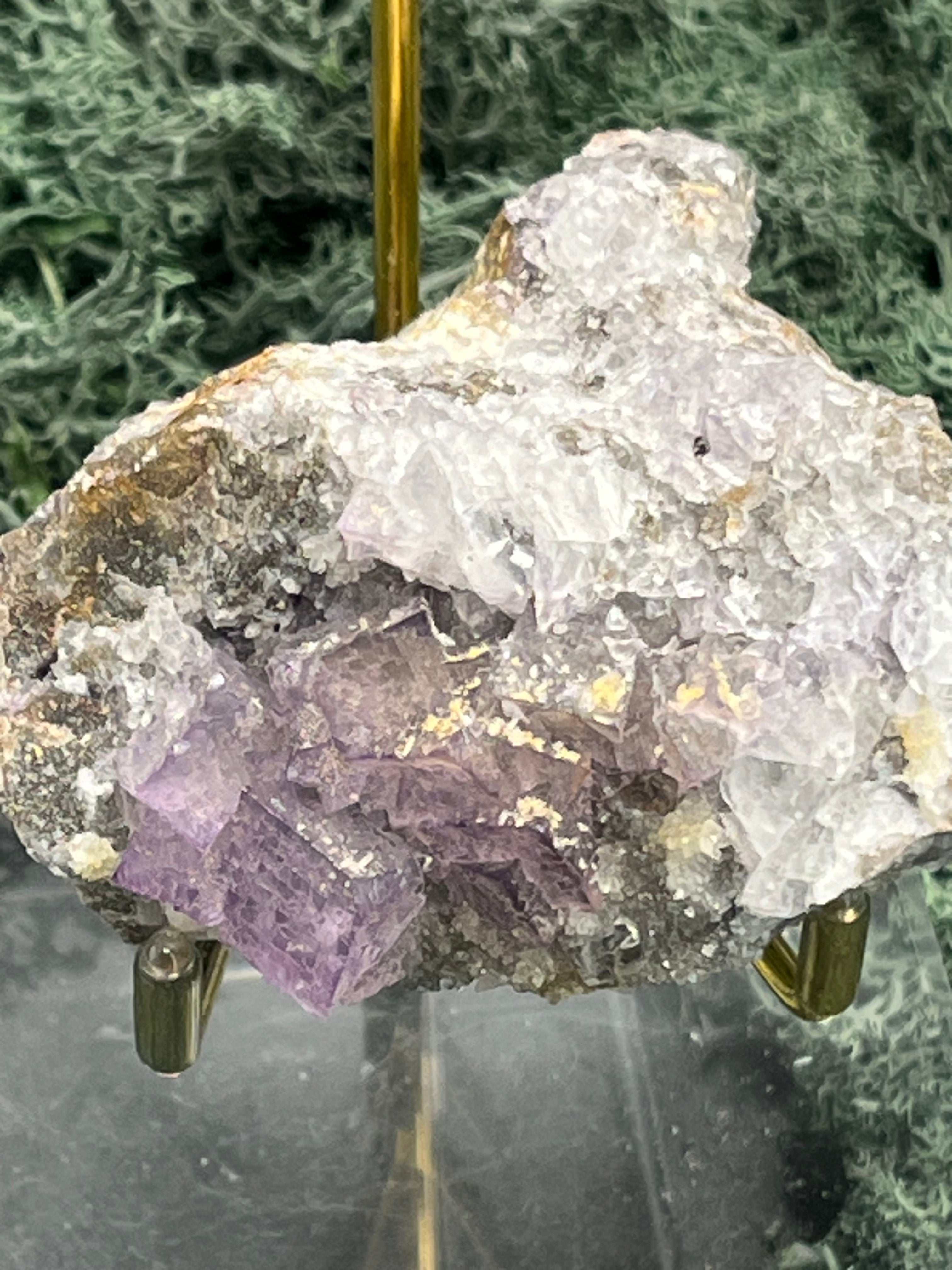 Violetter Fluorit aus Mexiko mit weißen Quarz Anlagerungen (158g) - Handstufe mit vielen Fluoritwürfeln - crystal paradise