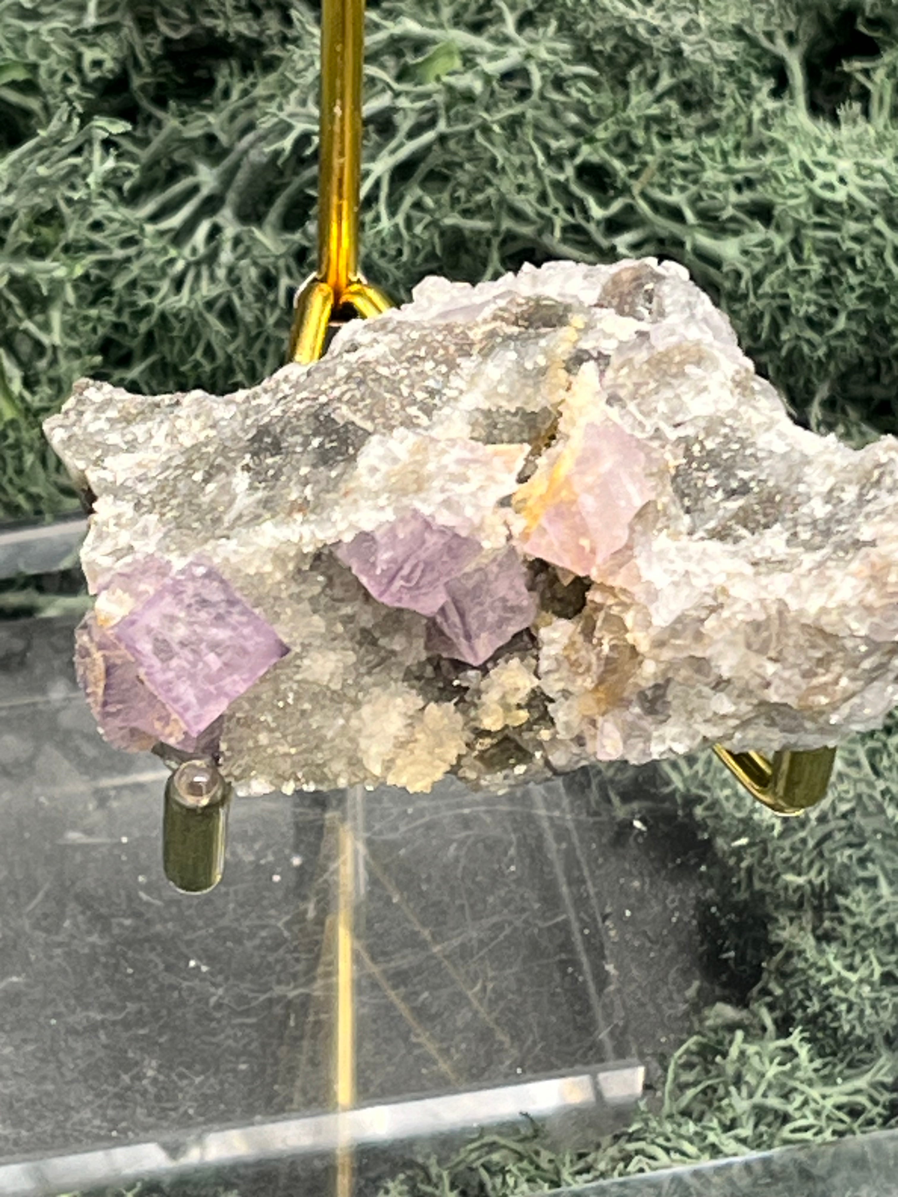 Violetter Fluorit aus Mexiko mit weißen Quarz Anlagerungen (67g) - Handstufe mit schönen Fluoritwürfeln - crystal paradise