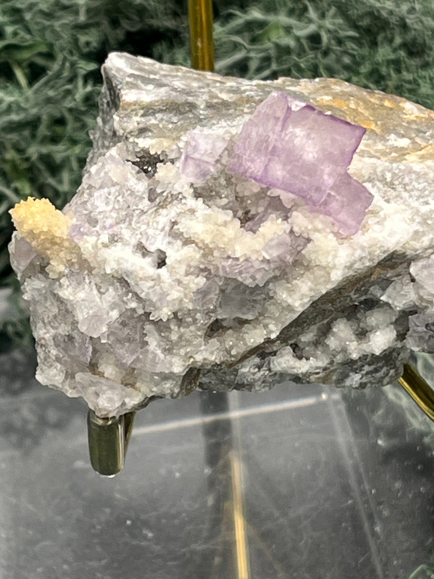 Violetter Fluorit aus Mexiko mit weißen und gelben Quarz Anlagerungen (134g) - Handstufe mit schönen Fluoritwürfeln - crystal paradise