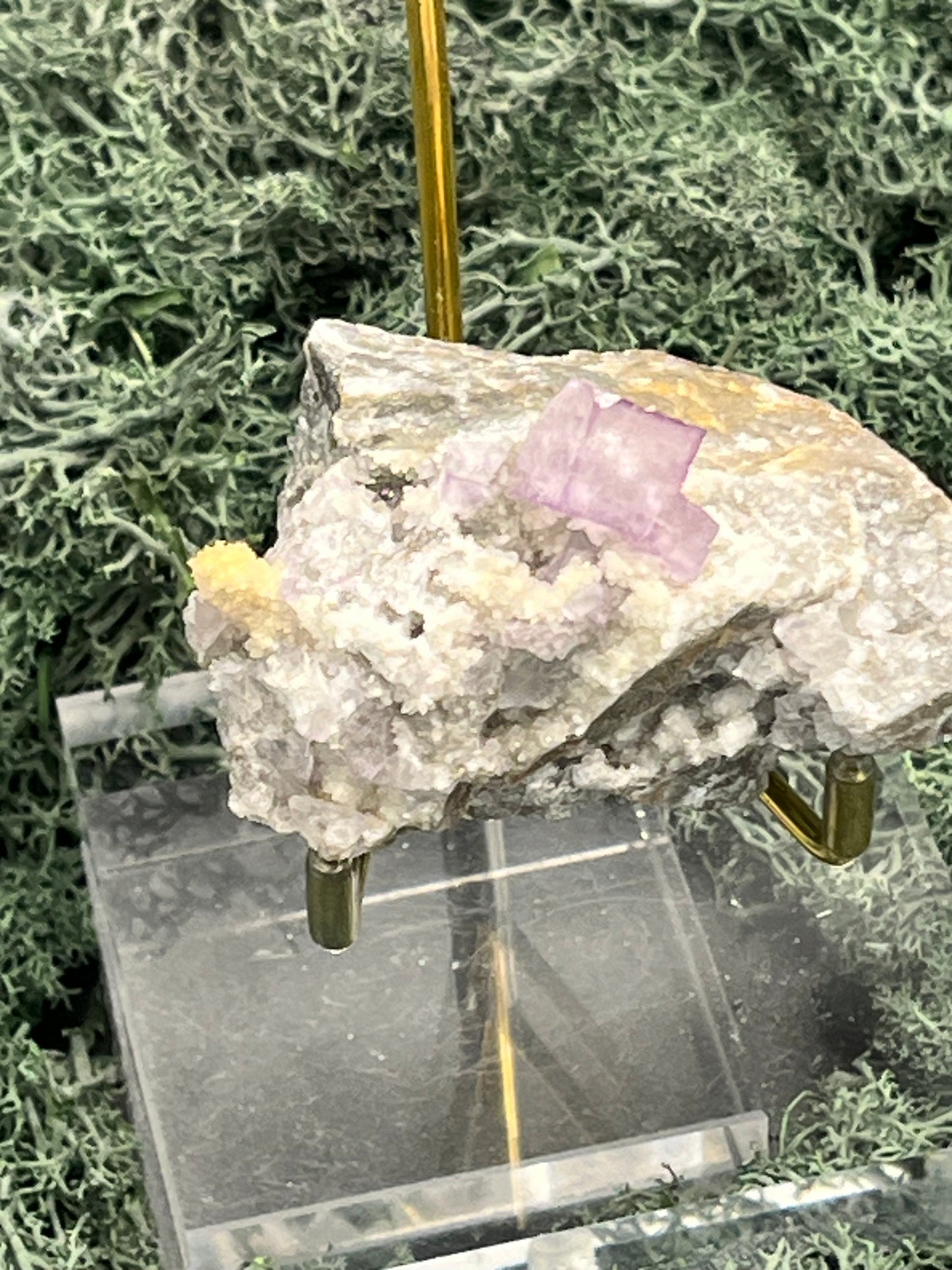 Violetter Fluorit aus Mexiko mit weißen und gelben Quarz Anlagerungen (134g) - Handstufe mit schönen Fluoritwürfeln - crystal paradise