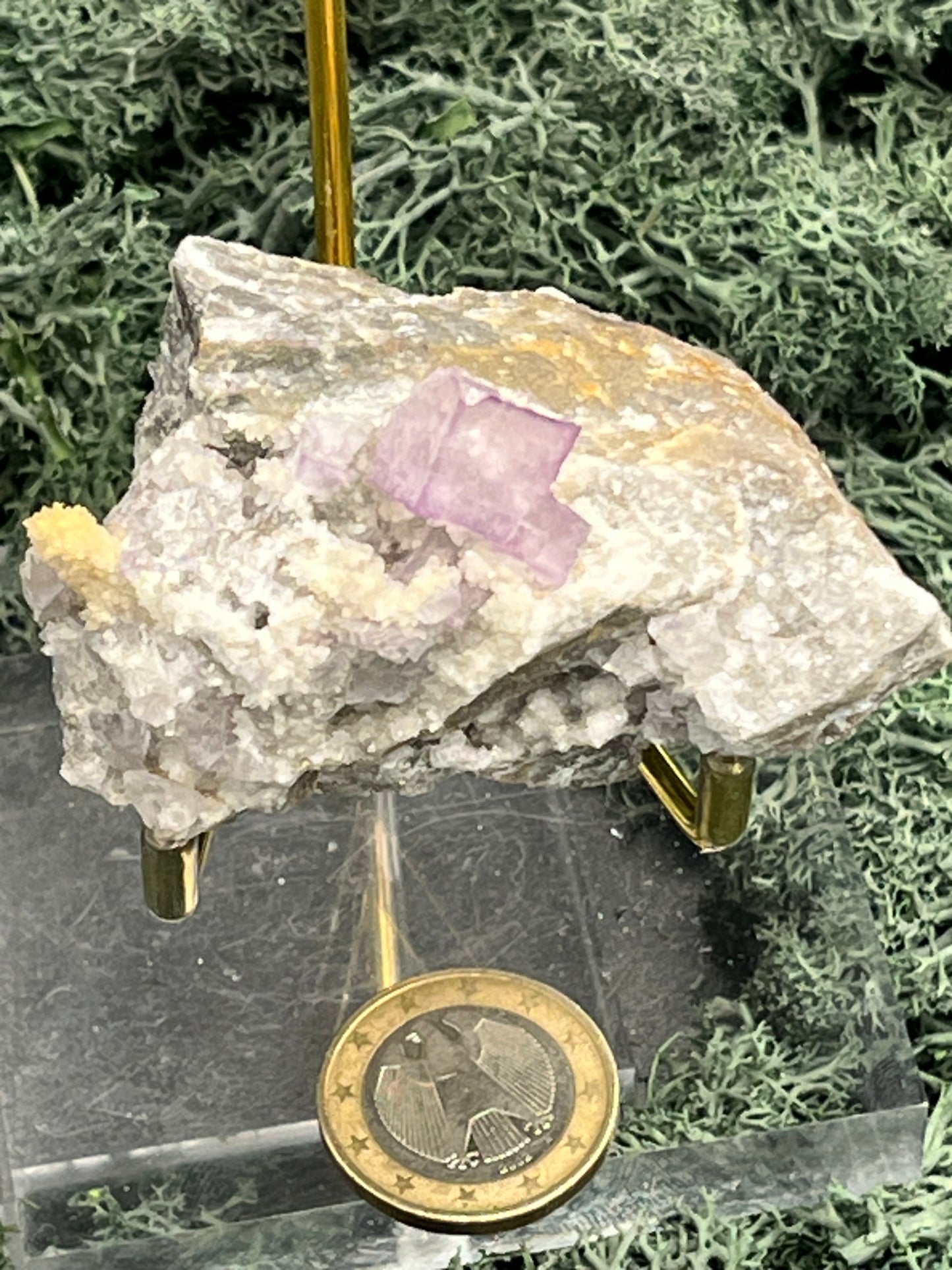 Violetter Fluorit aus Mexiko mit weißen und gelben Quarz Anlagerungen (134g) - Handstufe mit schönen Fluoritwürfeln - crystal paradise