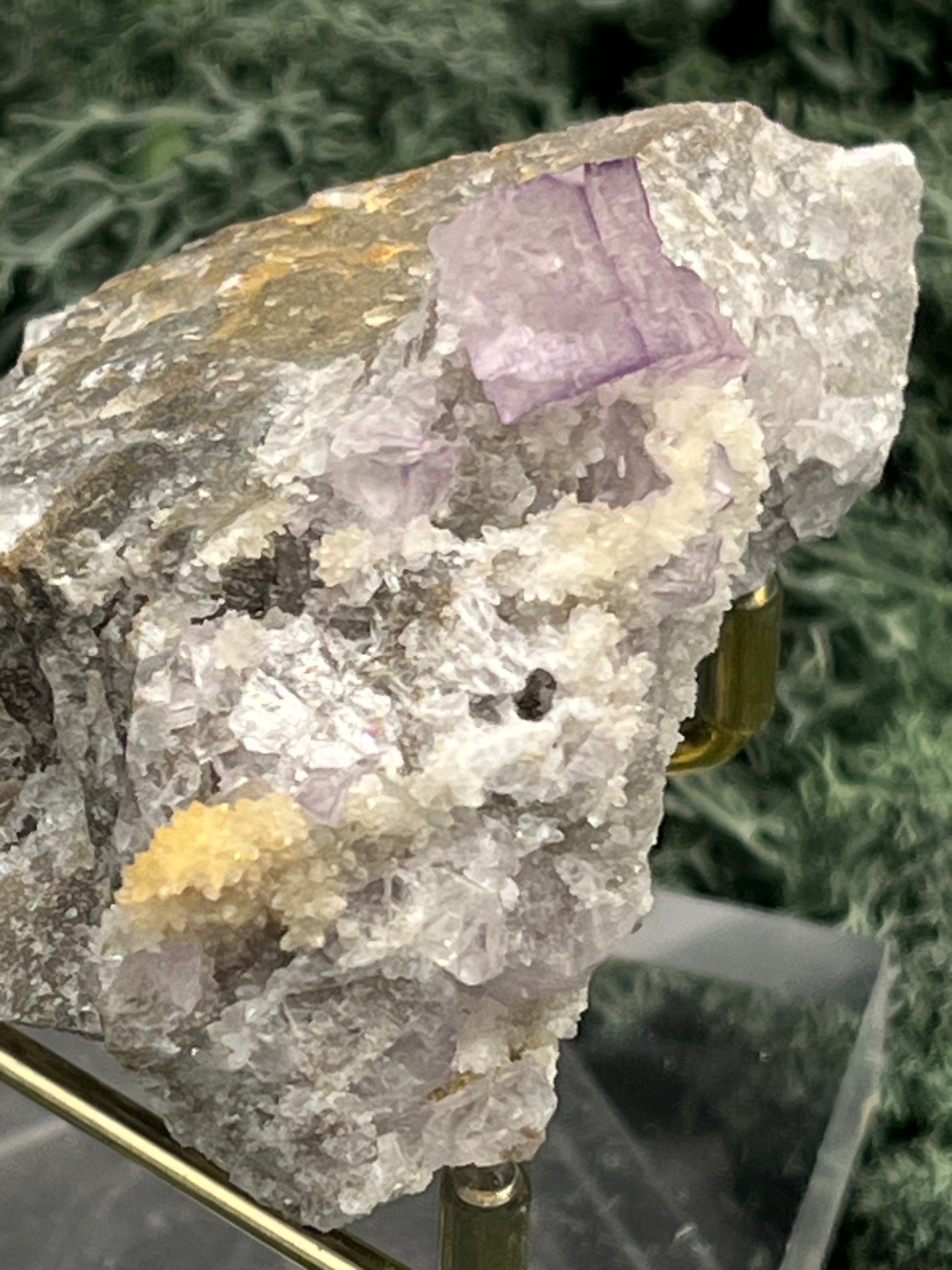 Violetter Fluorit aus Mexiko mit weißen und gelben Quarz Anlagerungen (134g) - Handstufe mit schönen Fluoritwürfeln - crystal paradise