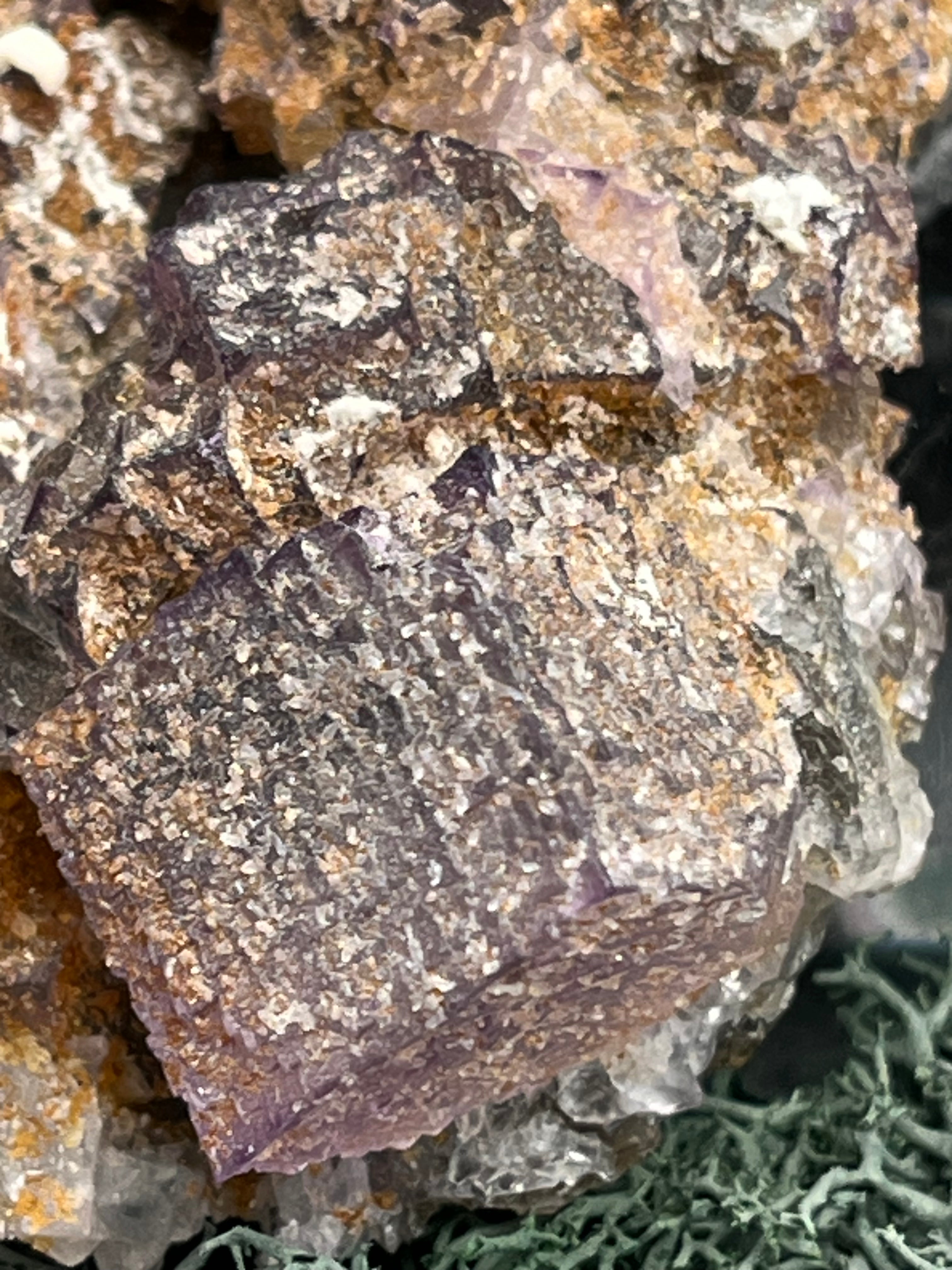 Violetter Fluorit aus Mexiko mit weissen und gelben Quarz Anlagerungen (276g) - Handstufe mit großen Fluoritwürfeln - crystal paradise