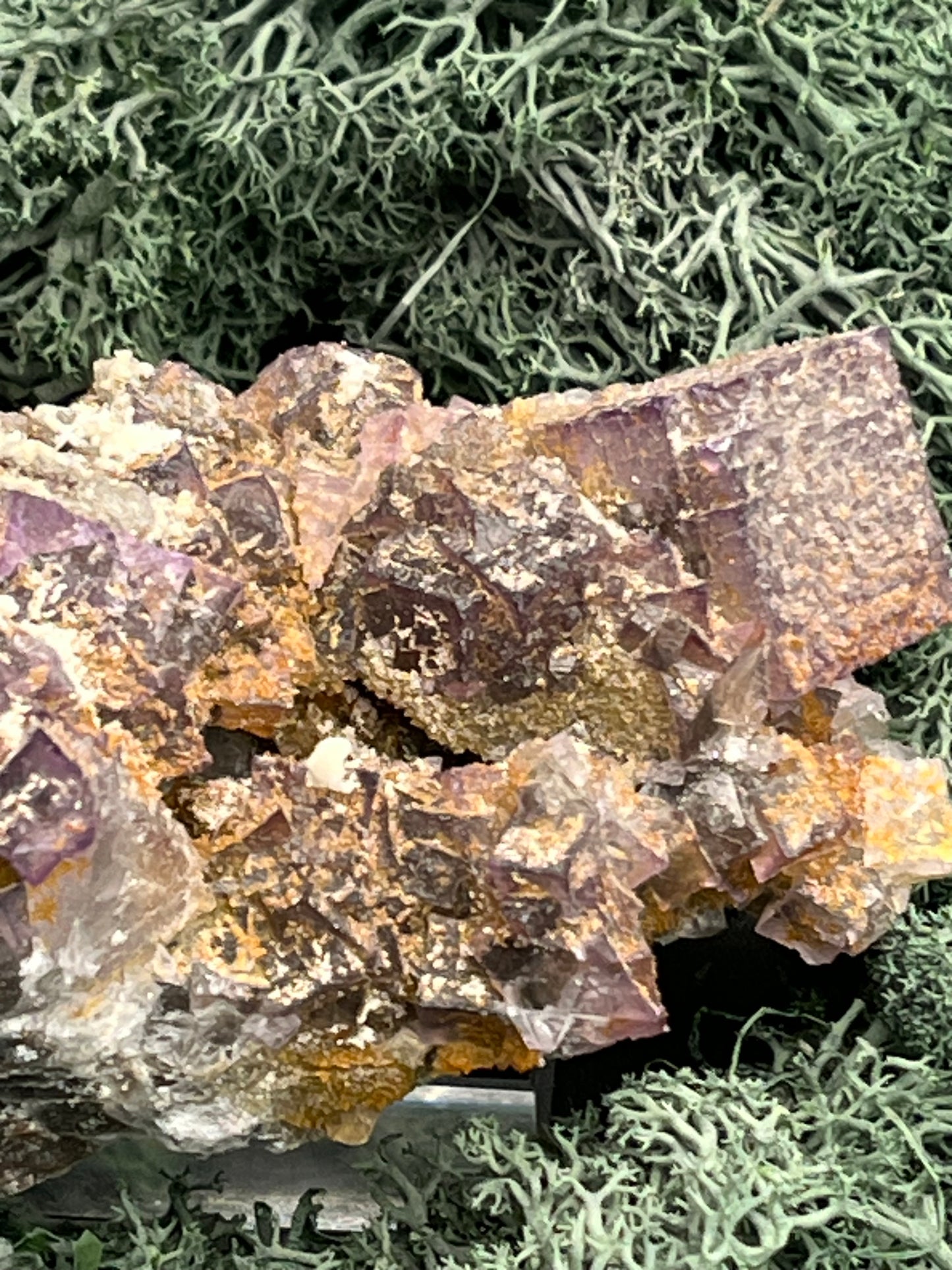 Violetter Fluorit aus Mexiko mit weissen und gelben Quarz Anlagerungen (276g) - Handstufe mit großen Fluoritwürfeln