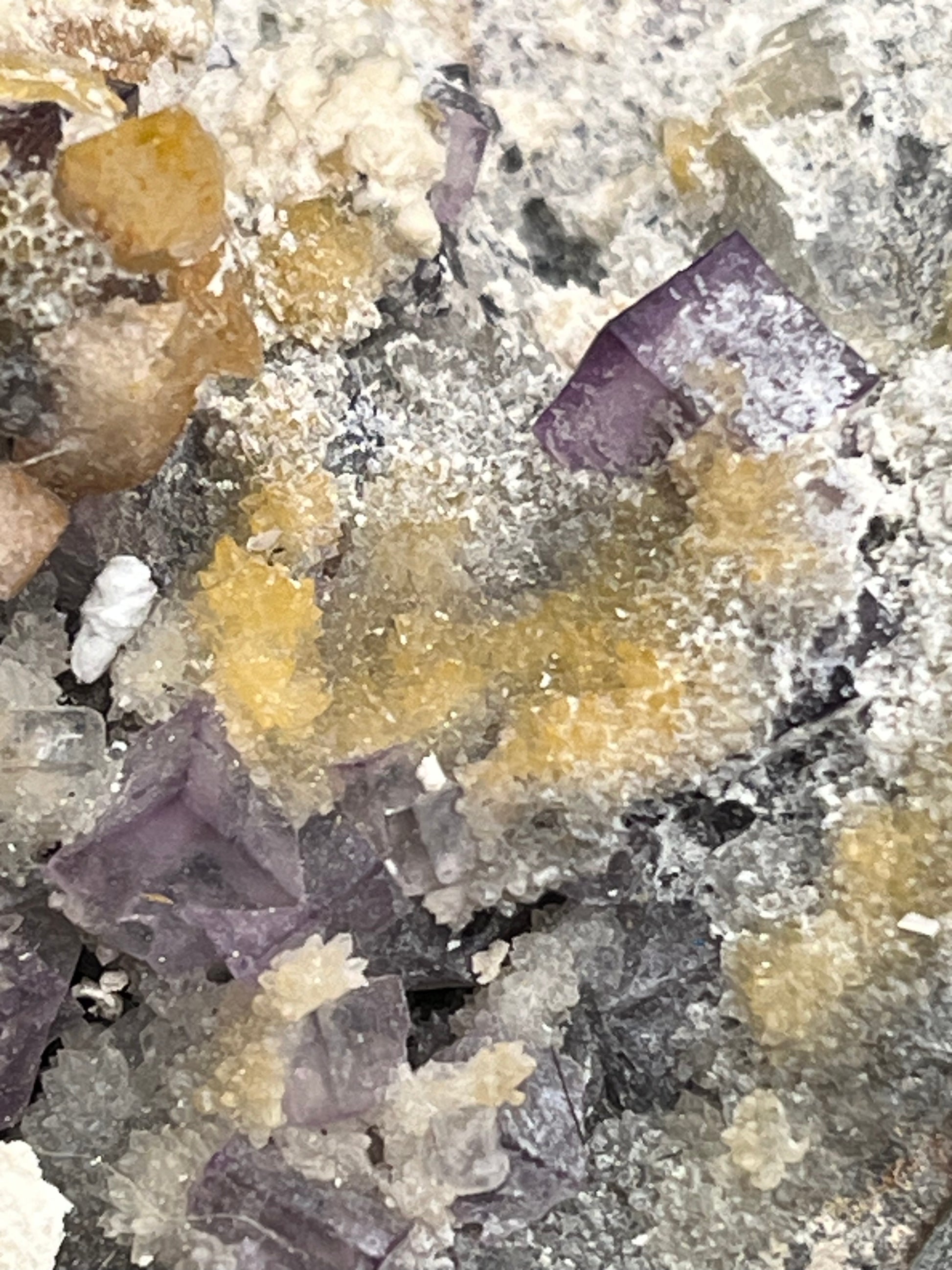 Violetter Fluorit aus Mexiko mit weissen und gelben Quarz Anlagerungen (518g) - Handstufe mit vielen Fluoritwürfeln - crystal paradise