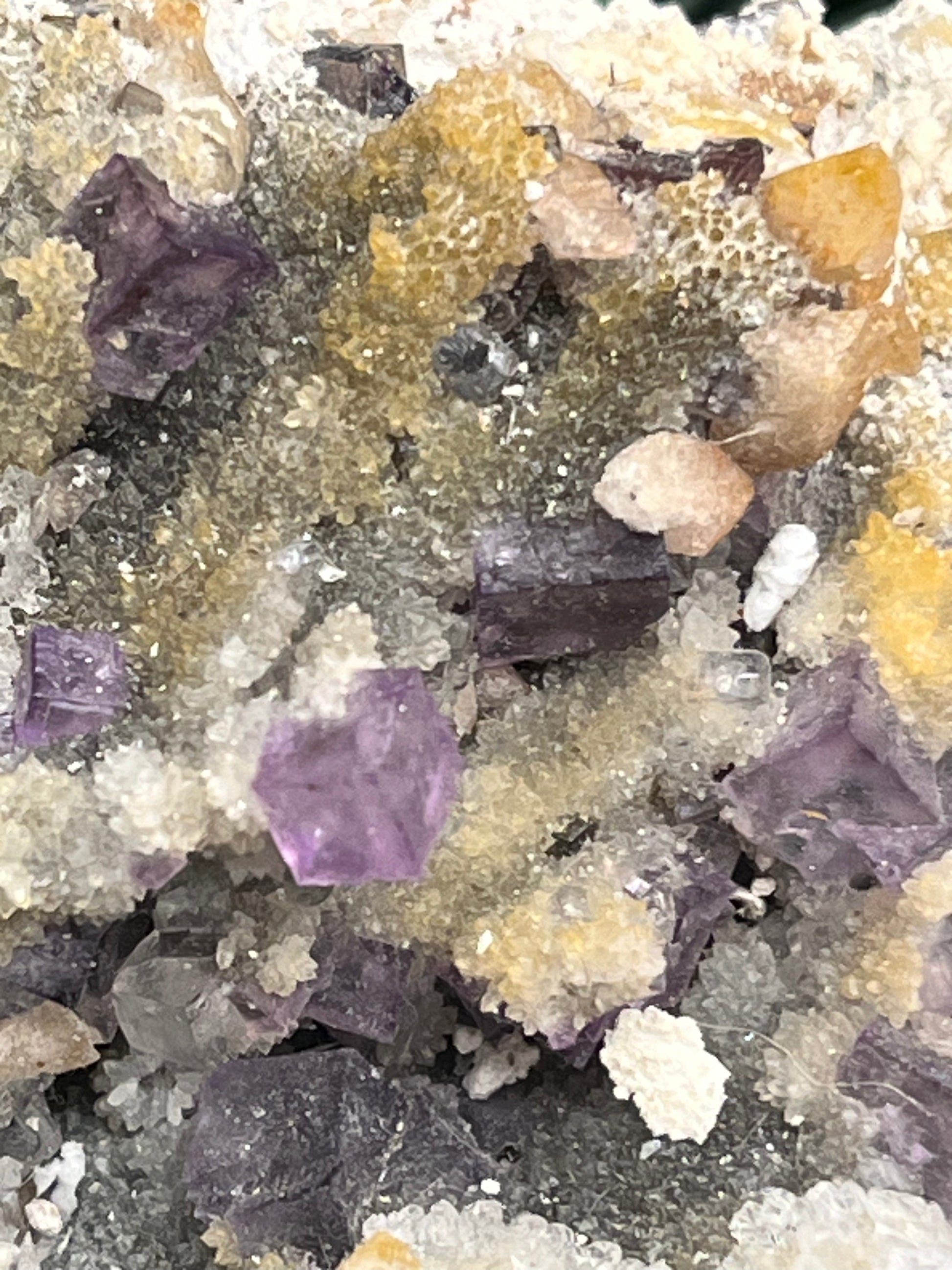 Violetter Fluorit aus Mexiko mit weissen und gelben Quarz Anlagerungen (518g) - Handstufe mit vielen Fluoritwürfeln - crystal paradise