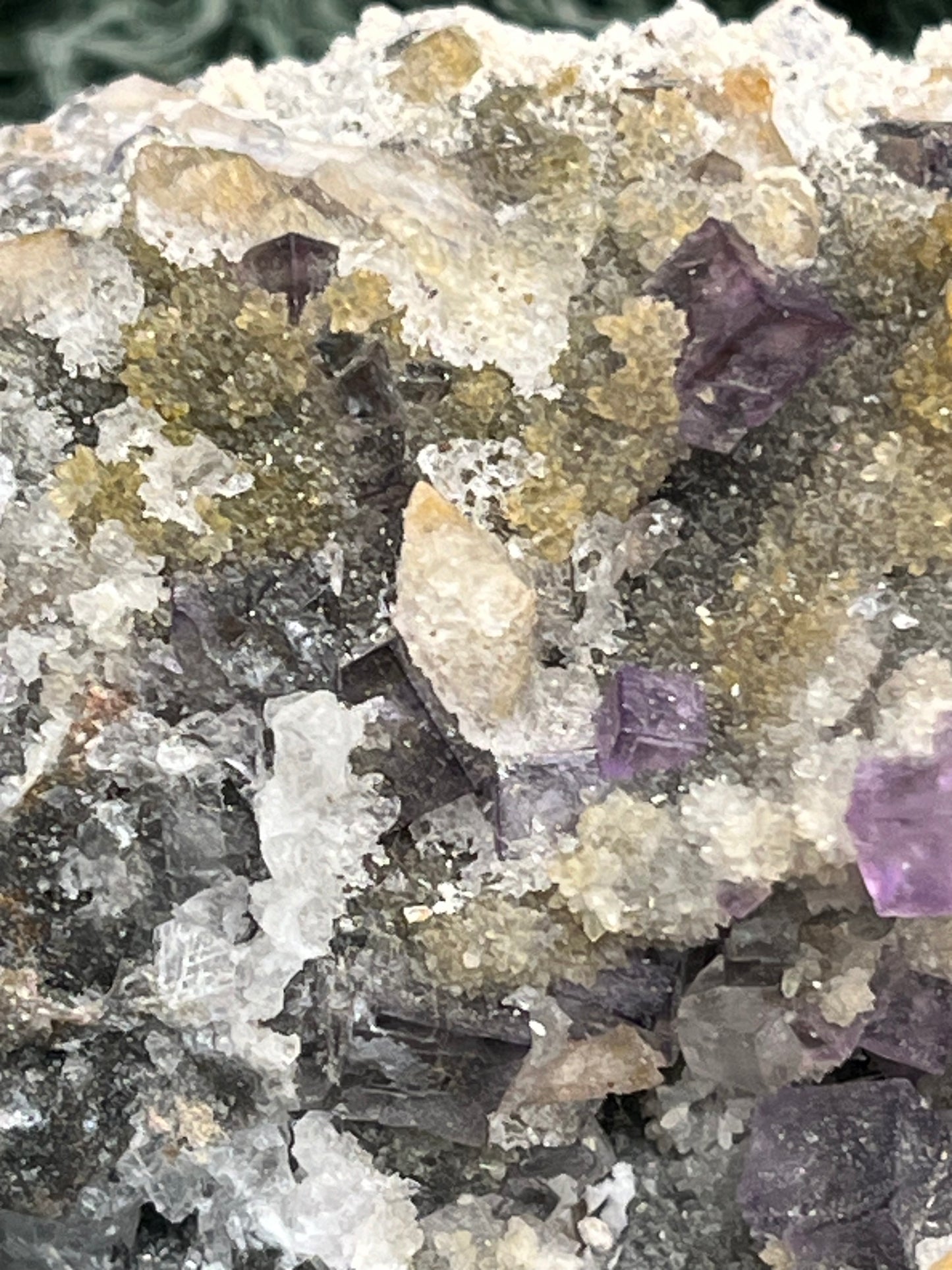 Violetter Fluorit aus Mexiko mit weissen und gelben Quarz Anlagerungen (518g) - Handstufe mit vielen Fluoritwürfeln - crystal paradise