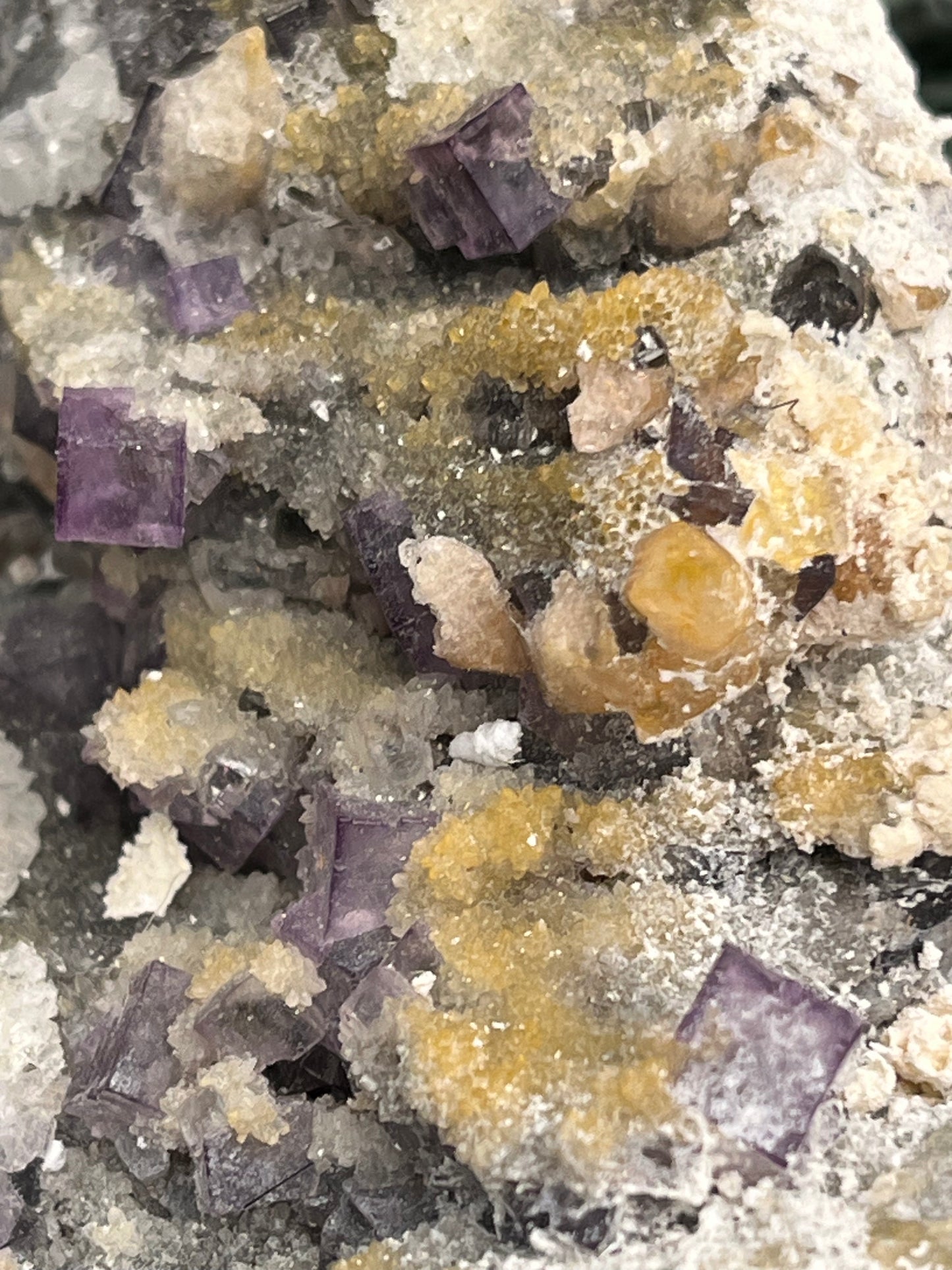 Violetter Fluorit aus Mexiko mit weissen und gelben Quarz Anlagerungen (518g) - Handstufe mit vielen Fluoritwürfeln - crystal paradise