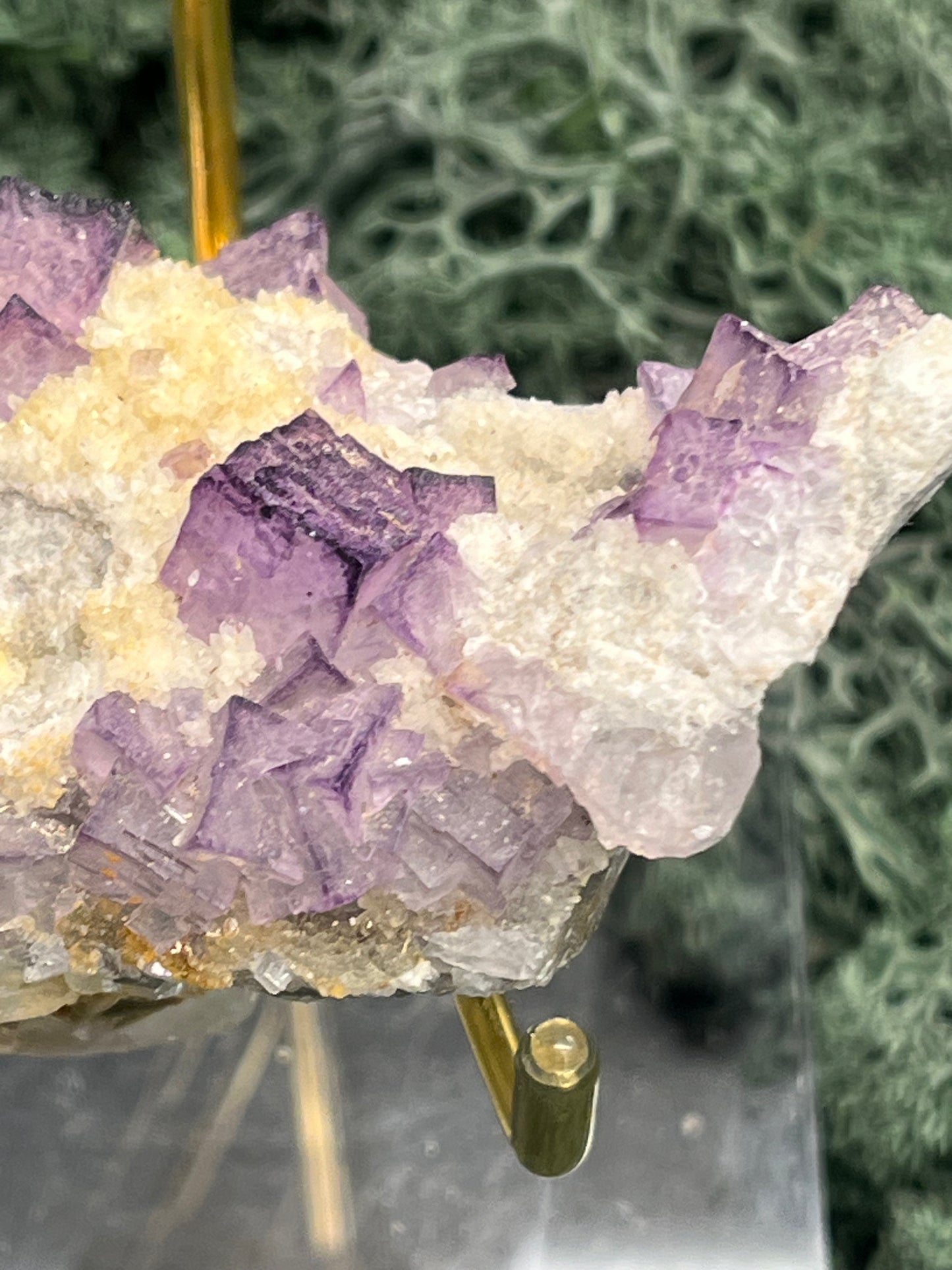 Violetter Fluorit aus Mexiko mit weissen und gelben Quarz Anlagerungen (115g) - Handstufe mit vielen Fluoritwürfeln - crystal paradise