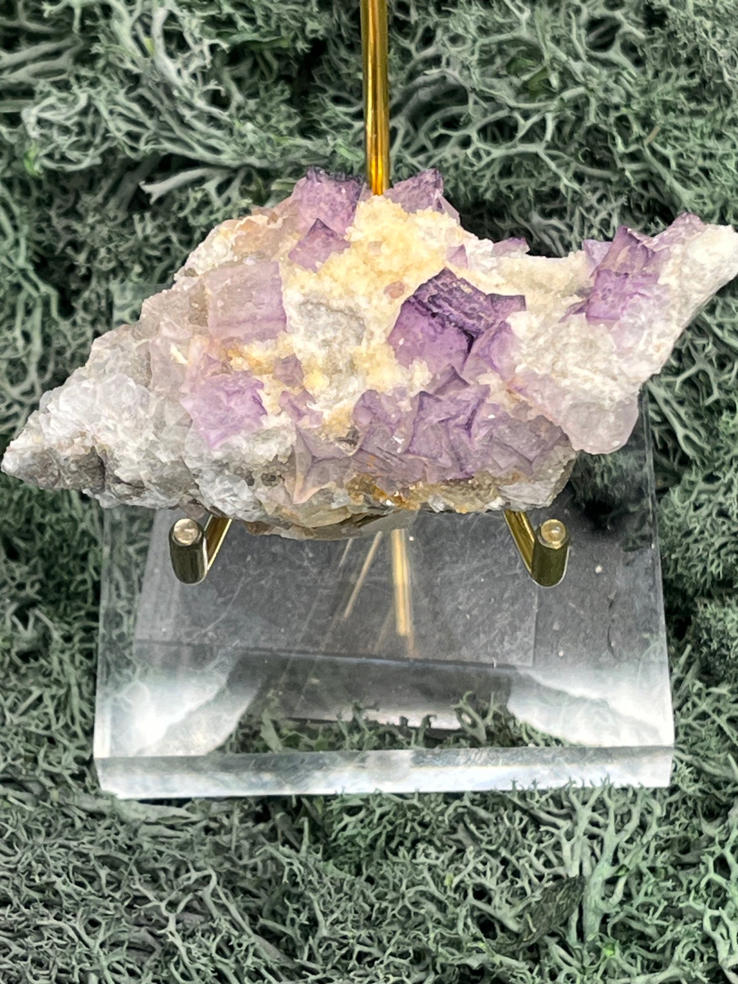 Violetter Fluorit aus Mexiko mit weissen und gelben Quarz Anlagerungen (115g) - Handstufe mit vielen Fluoritwürfeln - crystal paradise