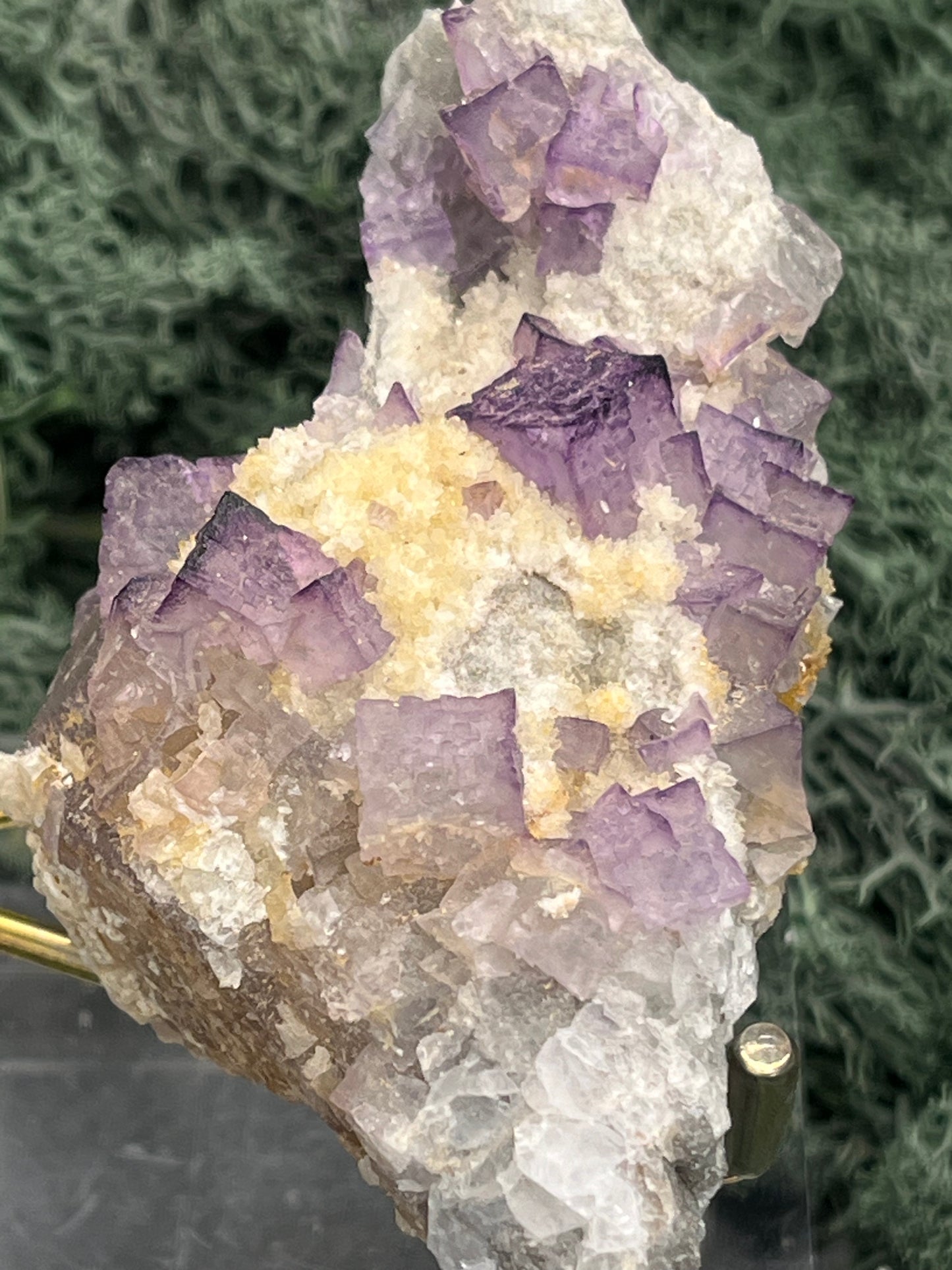 Violetter Fluorit aus Mexiko mit weissen und gelben Quarz Anlagerungen (115g) - Handstufe mit vielen Fluoritwürfeln - crystal paradise