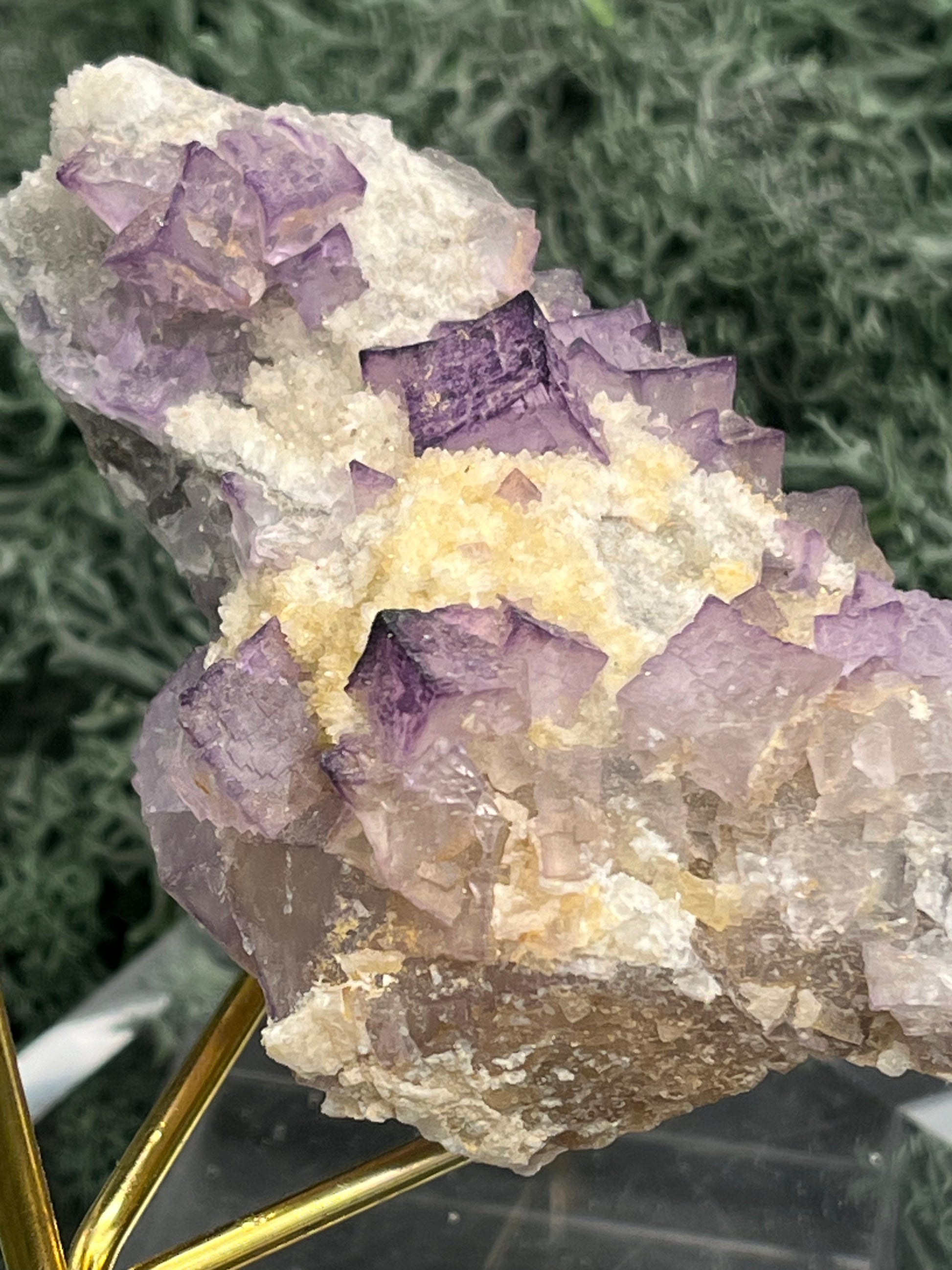 Violetter Fluorit aus Mexiko mit weissen und gelben Quarz Anlagerungen (115g) - Handstufe mit vielen Fluoritwürfeln - crystal paradise