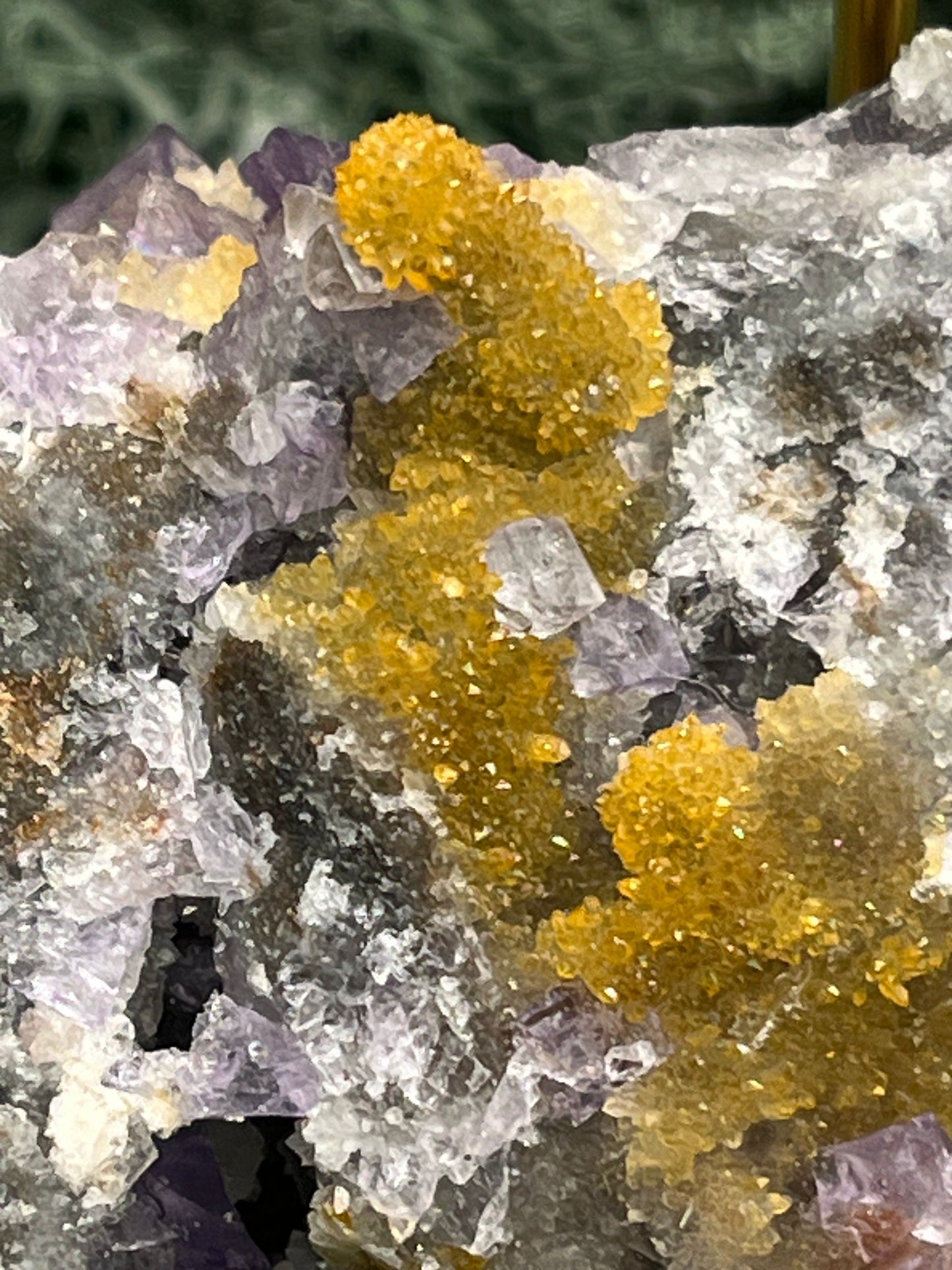 Violetter Fluorit aus Mexiko mit weissen und gelben Quarz Anlagerungen (215g) - Handstufe mit vielen Fluoritwürfeln auf beiden Seiten - crystal paradise