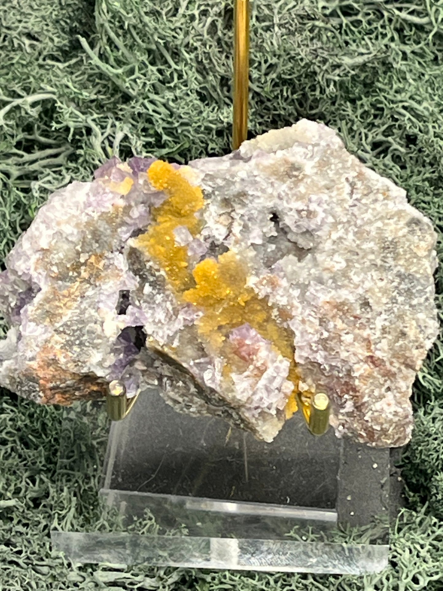 Violetter Fluorit aus Mexiko mit weissen und gelben Quarz Anlagerungen (215g) - Handstufe mit vielen Fluoritwürfeln auf beiden Seiten - crystal paradise