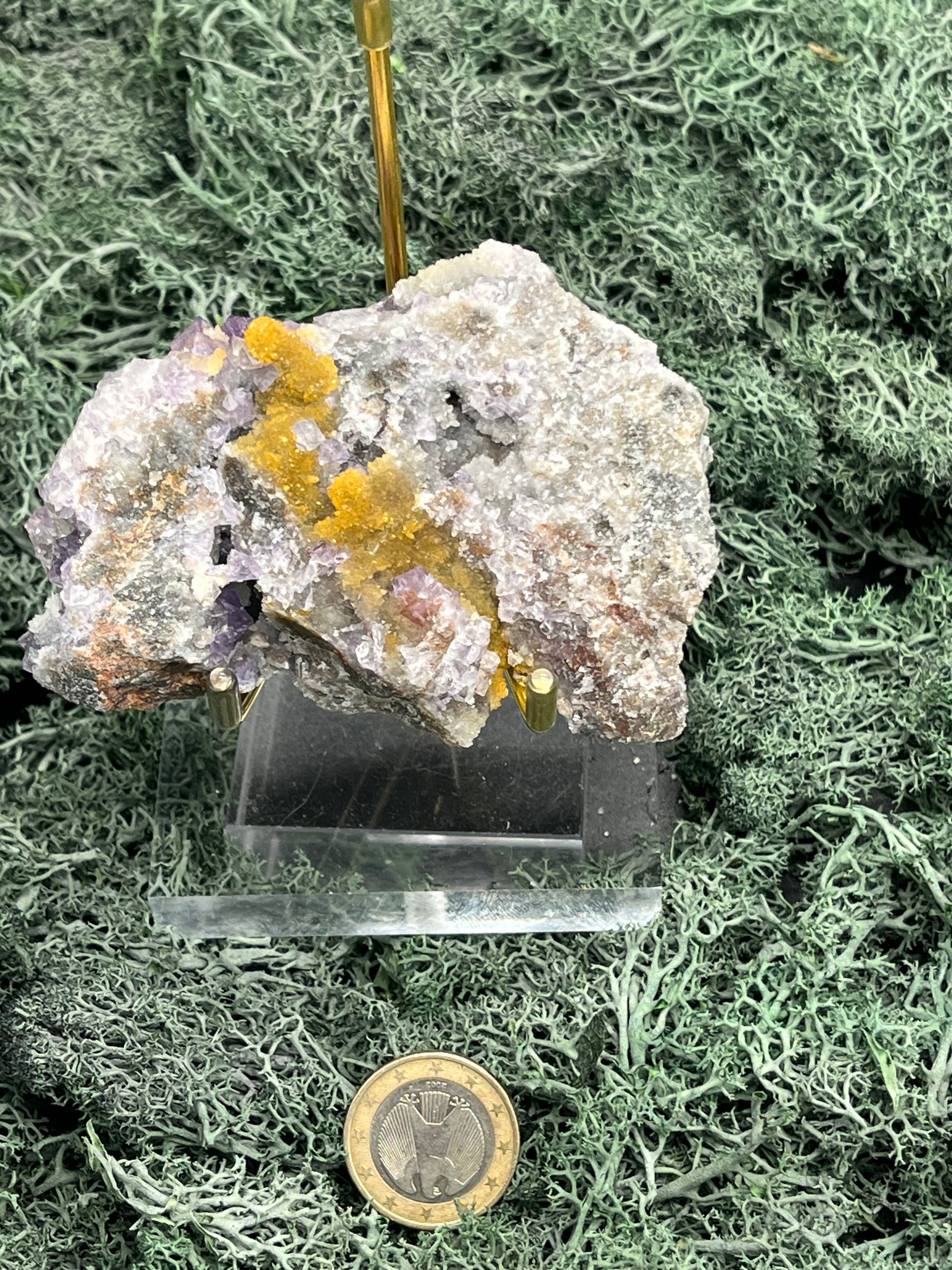 Violetter Fluorit aus Mexiko mit weissen und gelben Quarz Anlagerungen (215g) - Handstufe mit vielen Fluoritwürfeln auf beiden Seiten - crystal paradise