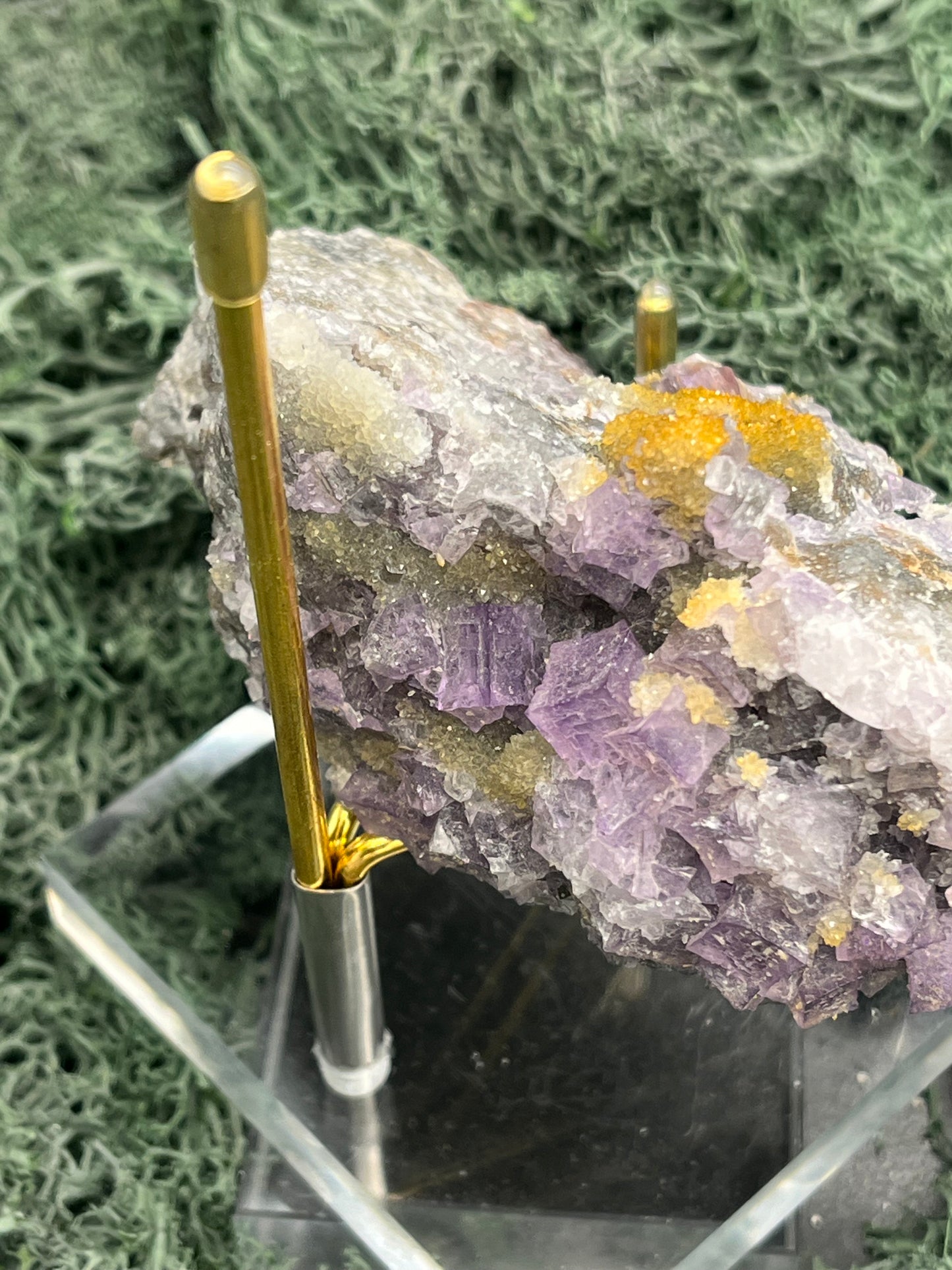 Violetter Fluorit aus Mexiko mit weissen und gelben Quarz Anlagerungen (215g) - Handstufe mit vielen Fluoritwürfeln auf beiden Seiten - crystal paradise