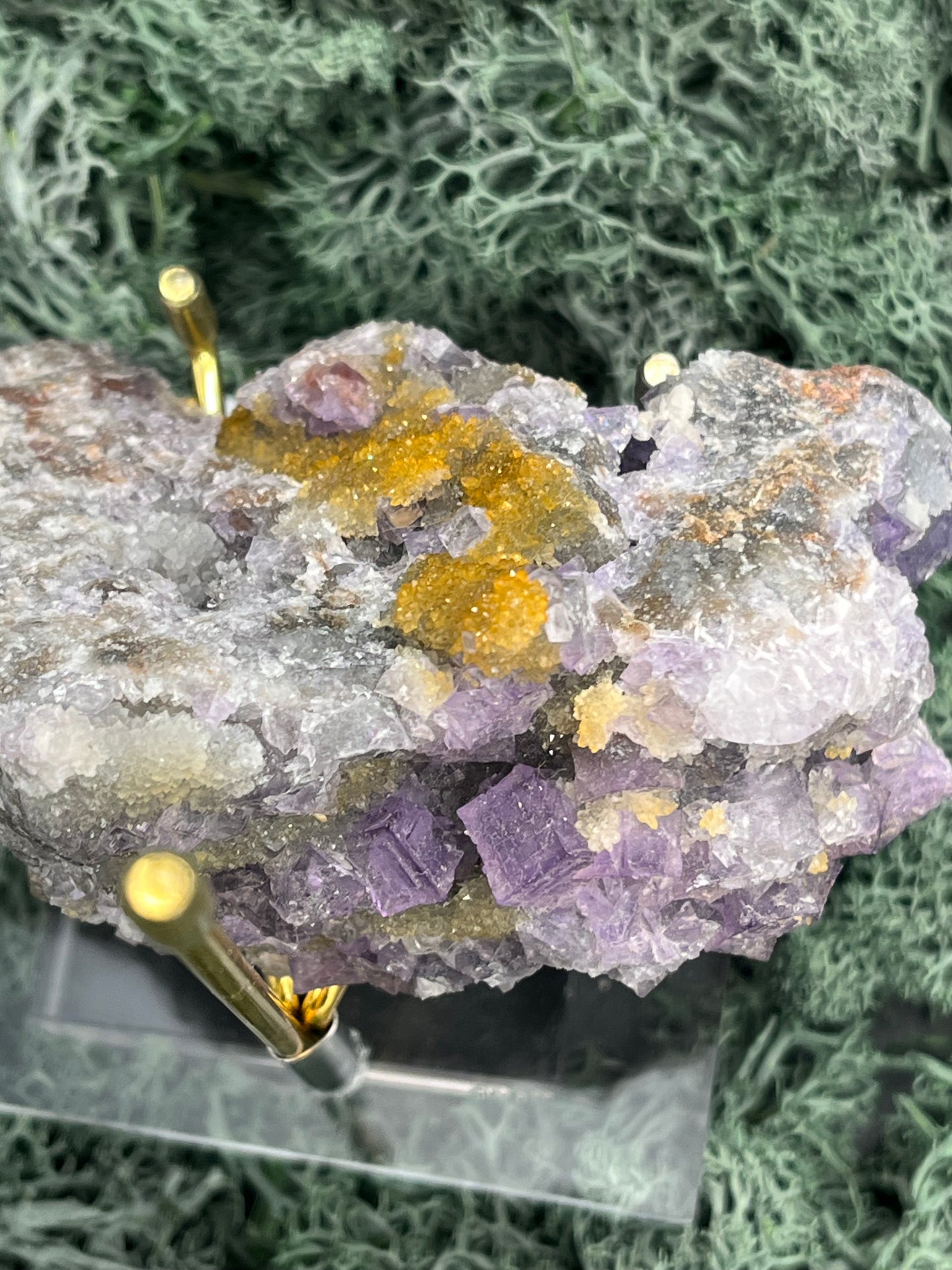 Violetter Fluorit aus Mexiko mit weissen und gelben Quarz Anlagerungen (215g) - Handstufe mit vielen Fluoritwürfeln auf beiden Seiten - crystal paradise