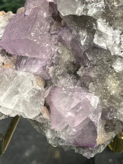 Violetter Fluorit aus Mexiko mit weissen und gelben Quarz Anlagerungen (327g) - Handstufe mit großen Fluoritwürfeln - crystal paradise