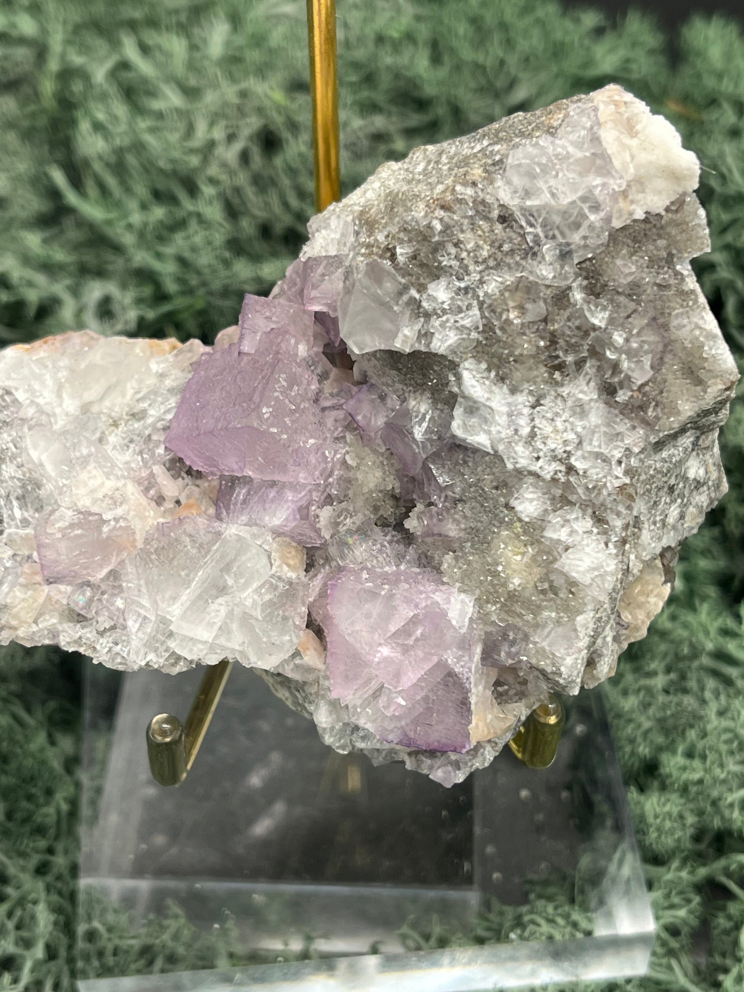 Violetter Fluorit aus Mexiko mit weissen und gelben Quarz Anlagerungen (327g) - Handstufe mit großen Fluoritwürfeln - crystal paradise