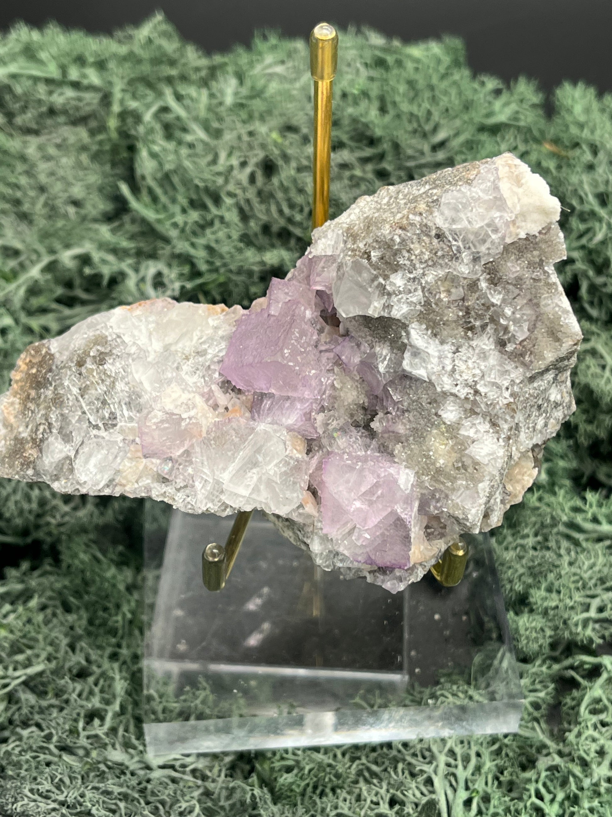 Violetter Fluorit aus Mexiko mit weissen und gelben Quarz Anlagerungen (327g) - Handstufe mit großen Fluoritwürfeln - crystal paradise