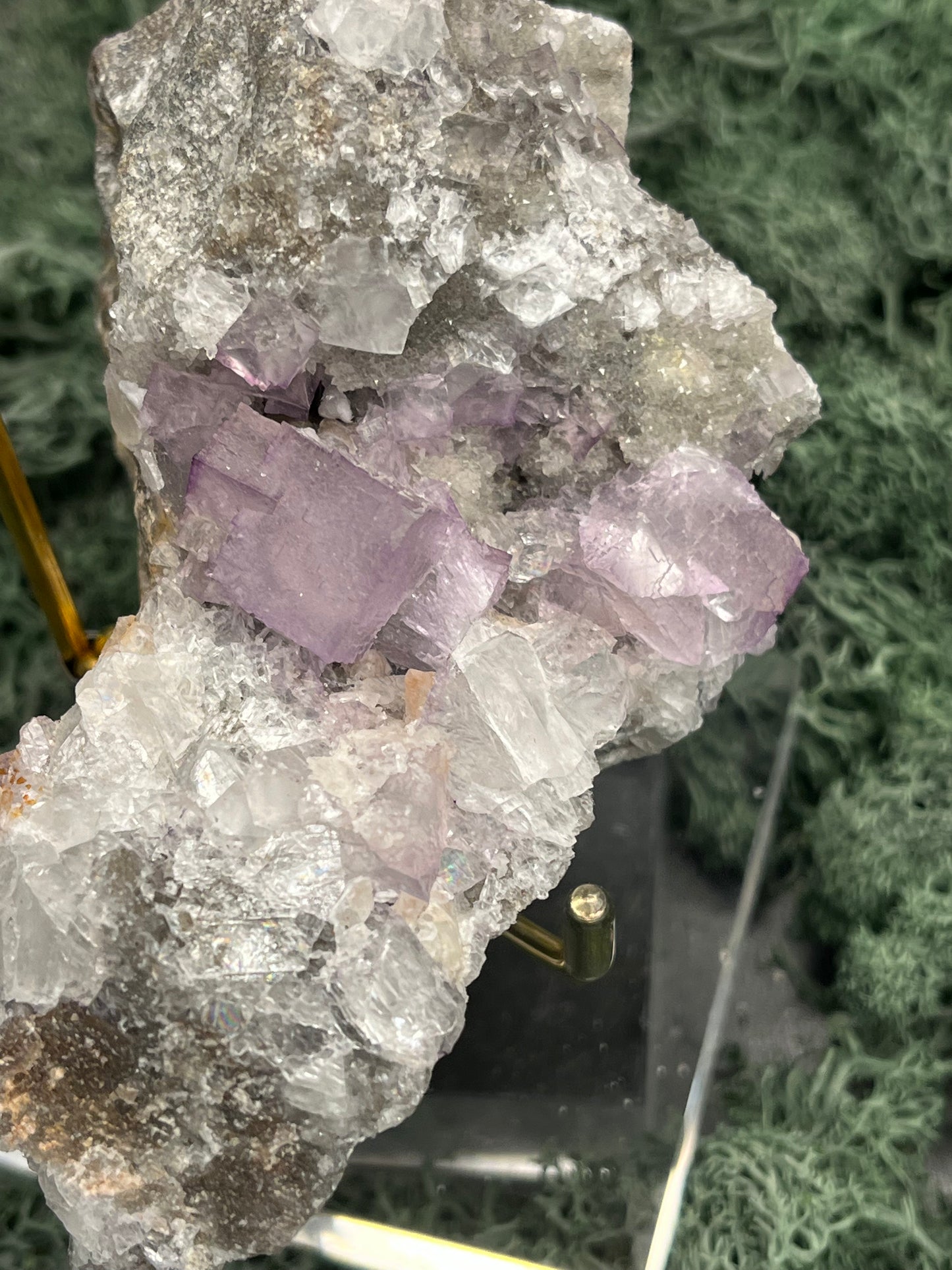 Violetter Fluorit aus Mexiko mit weissen und gelben Quarz Anlagerungen (327g) - Handstufe mit großen Fluoritwürfeln - crystal paradise