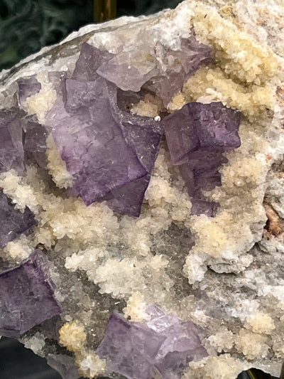 Violetter Fluorit aus Mexiko mit weissen und gelben Quarz Anlagerungen (101g) - Handstufe mit schönen Fluoritwürfeln - crystal paradise