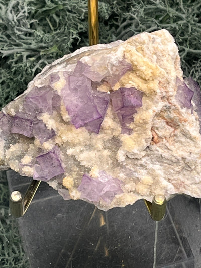 Violetter Fluorit aus Mexiko mit weissen und gelben Quarz Anlagerungen (101g) - Handstufe mit schönen Fluoritwürfeln - crystal paradise