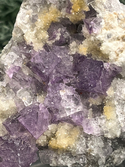 Violetter Fluorit aus Mexiko mit weissen und gelben Quarz Anlagerungen (121g) - Handstufe mit schönen Fluoritwürfeln - crystal paradise