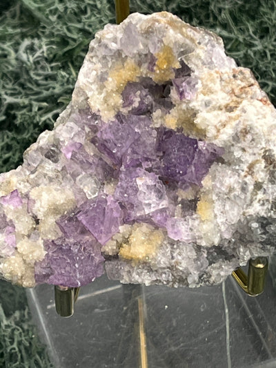 Violetter Fluorit aus Mexiko mit weissen und gelben Quarz Anlagerungen (121g) - Handstufe mit schönen Fluoritwürfeln - crystal paradise