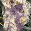 Violetter Fluorit aus Mexiko mit weissen und gelben Quarz Anlagerungen (121g) - Handstufe mit schönen Fluoritwürfeln - crystal paradise