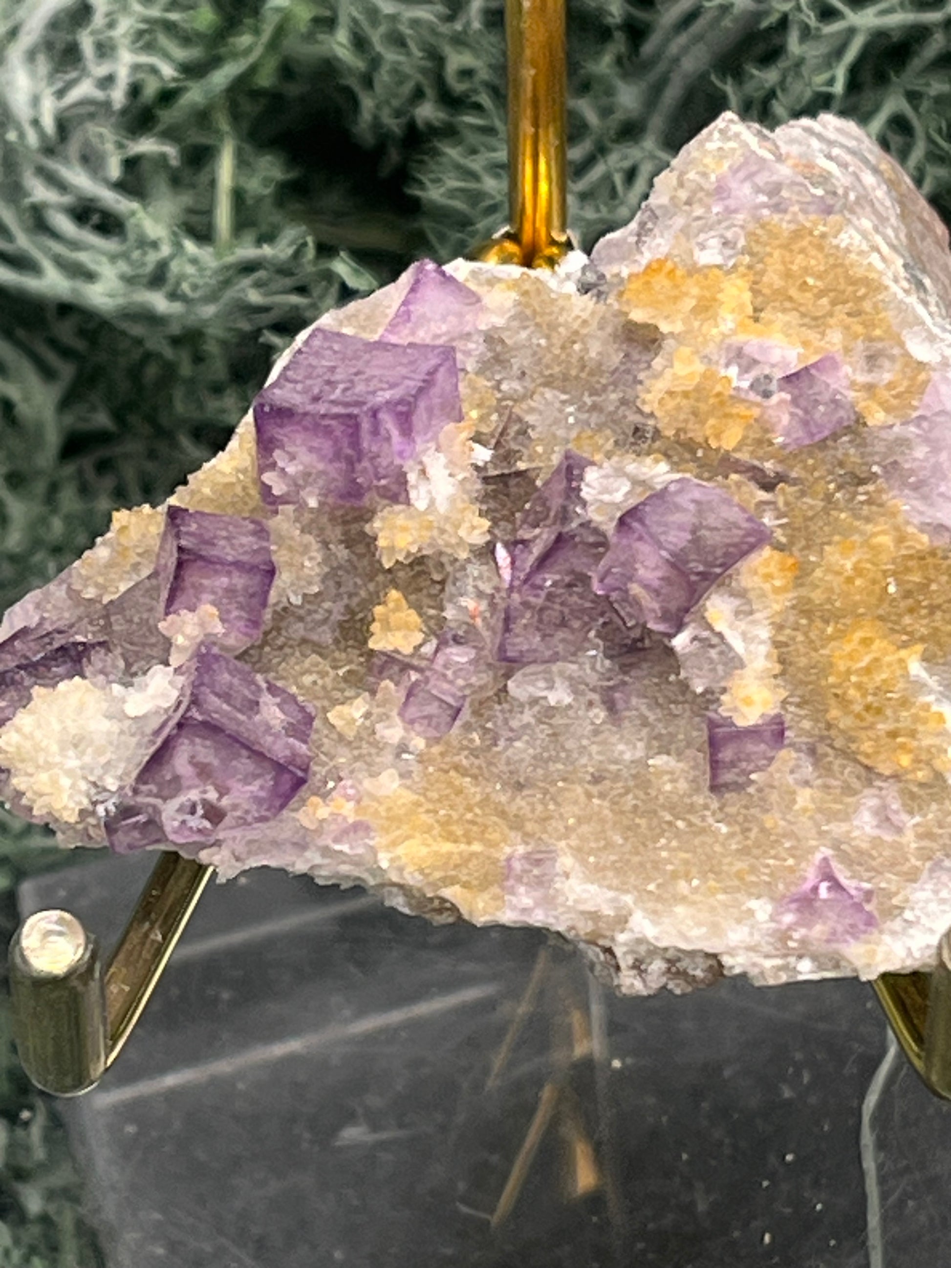 Violetter Fluorit aus Mexiko mit weissen und gelben Quarz Anlagerungen (63g) - Stufe mit schönen Fluoritwürfeln - crystal paradise