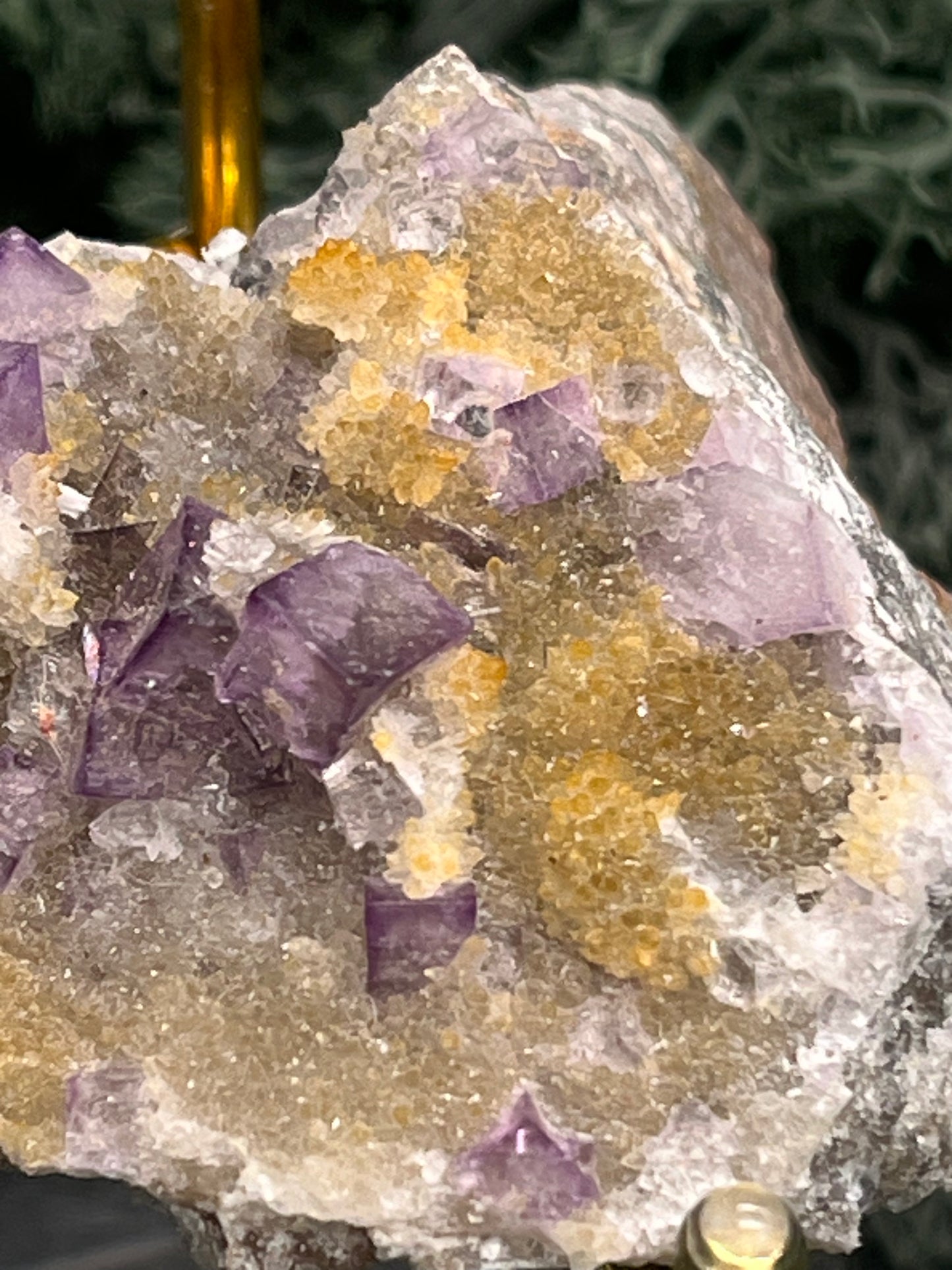 Violetter Fluorit aus Mexiko mit weissen und gelben Quarz Anlagerungen (63g) - Stufe mit schönen Fluoritwürfeln - crystal paradise