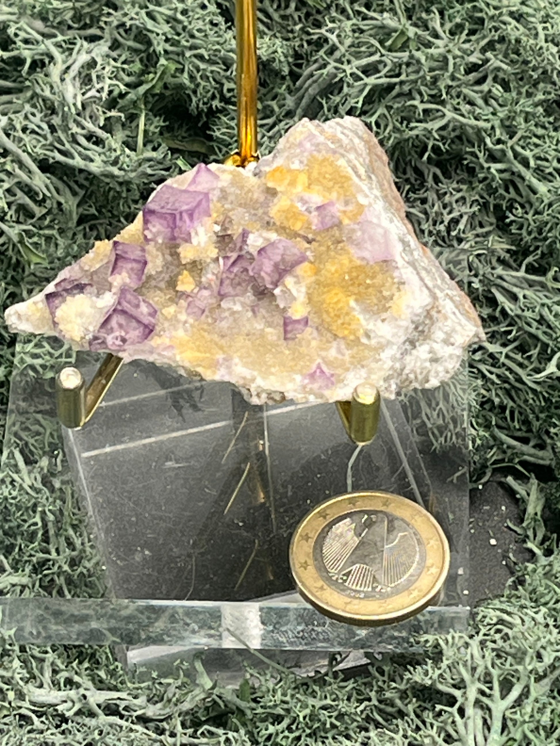 Violetter Fluorit aus Mexiko mit weissen und gelben Quarz Anlagerungen (63g) - Stufe mit schönen Fluoritwürfeln - crystal paradise