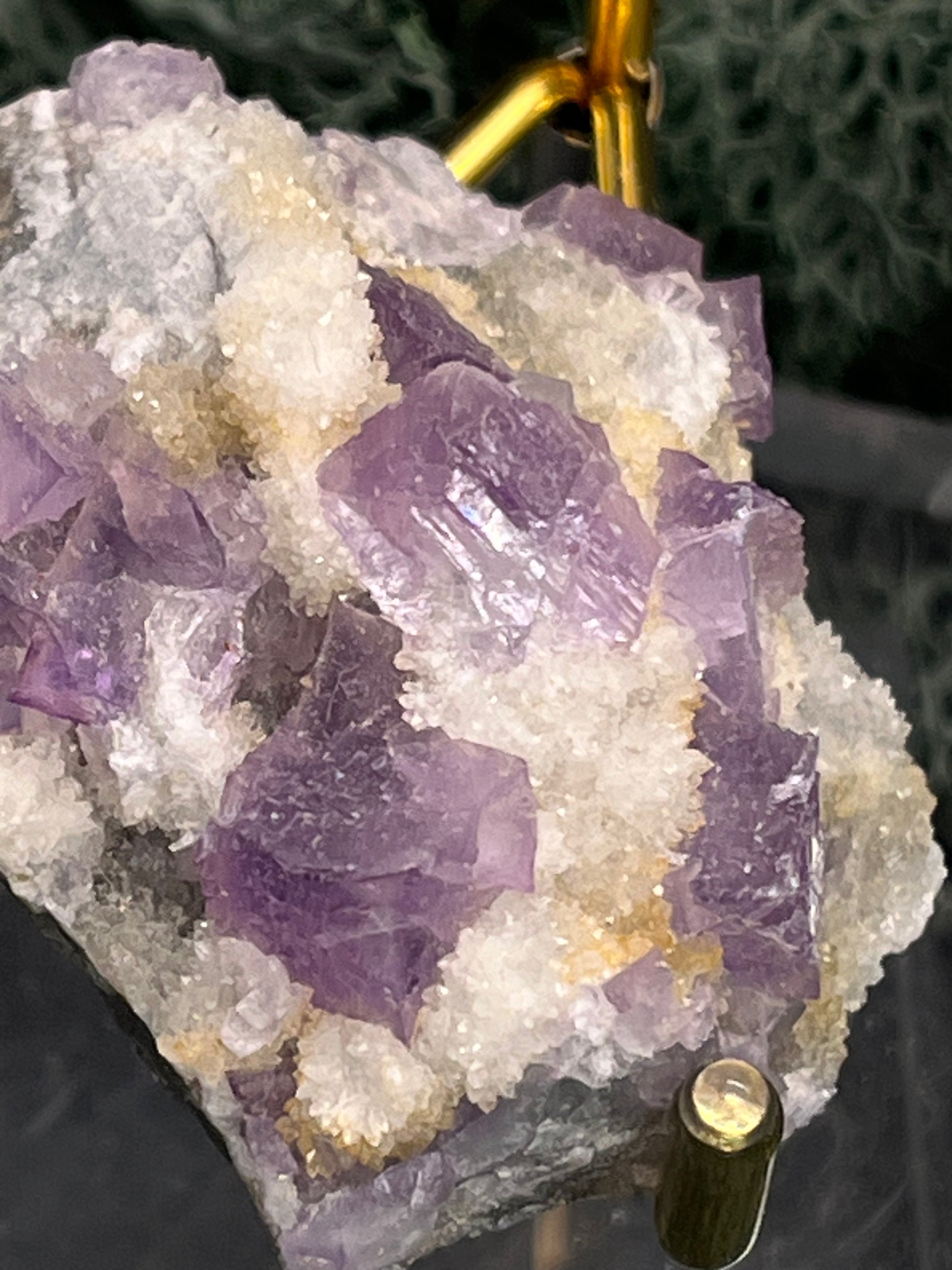 Violetter Fluorit aus Mexiko mit weissen und gelben Quarz Anlagerungen (52g) - Stufe mit schönen Fluoritwürfeln - crystal paradise