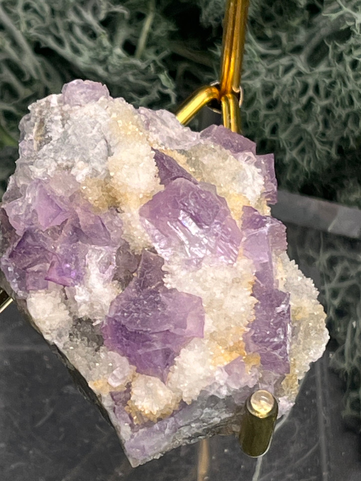 Violetter Fluorit aus Mexiko mit weissen und gelben Quarz Anlagerungen (52g) - Stufe mit schönen Fluoritwürfeln - crystal paradise